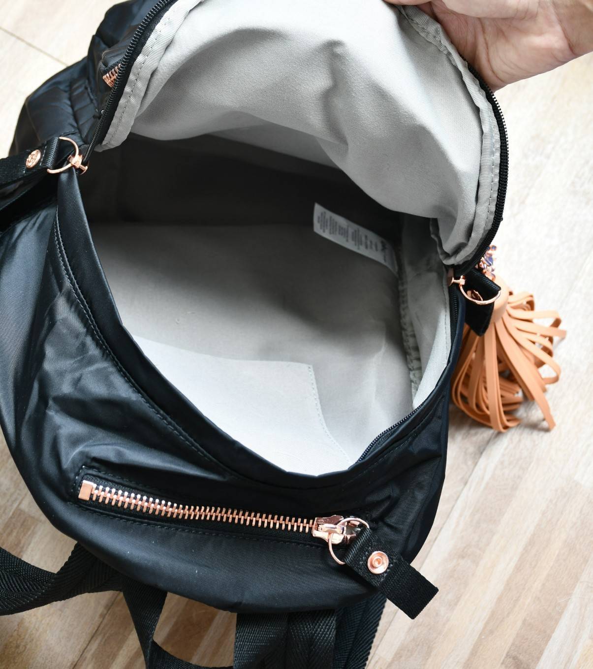 KIPLING Delia Medium Backpack with Front Pocket and top handle กระเป๋าเป้ไซส์ขนาดกลาง วัสดุ Polyester100% อะไหล่สี Rose gold พวงกุญแจmonkeyและพู่หนังrubber เพิ่มความหรูหรา