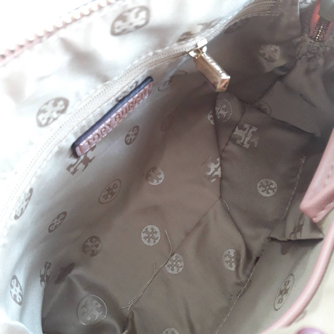 Don't Miss !! กระเป๋าแบรนด์ดัง TORY BURCH รุ่น SAFFIANO ZIP BAG กระเป๋าถือและสะพาย ลายหนัง saffiano อะไหล่ทองปั้มแบรนด์ ทรงสวยมาก ด้านหน้าติดโลโก้แบรนด์ เปิดปิดกระเป๋าด้วยซิปอย่างดีค่ะ ซับในเป็นผ้าทอลายแบรนด์สวยมากค่ะ มีช่องซิปหนึ่งช่อง ช่องเล็กสองช่