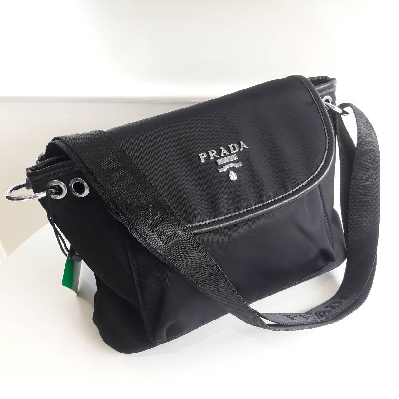 New arrival! จากงานพรีเมี่ยมกิ้ฟ เคาเตอร์ต่างประเทศ Prada nylon รุ่น Limited edition กระเป๋าอเนกประสงค์ สามารถใส่ของได้เยอะมากคะ ด้านหน้าโลโก้อะไหล่เงินทั้งใบ มีช่องซิปหลังฝาเปิด ด้านในมีช่องซิปกลางแบ่งกระเป๋า และยังมีช่องซิป สำหรับสาวๆที่ของเยอะเหมาะมากค