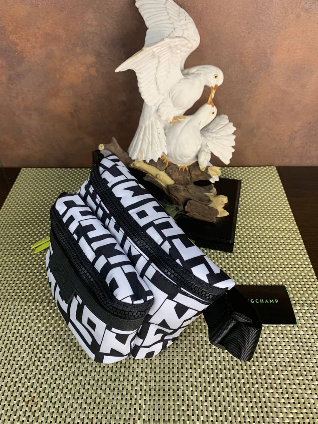 LONGCHAMP LE PLIAGE LGP BELT BAG M เท่ห์อย่างมีสไตล์กระเป๋าทรงคาดอกและคาดเอวดีไซน์แนวสปอร์ต เพิ่มความโดดเด่นทันสมัยด้วยลายซิกเนเจอร์ มีช่องซิปที่ใช้งานง่ายช่วยให้คุณหยิบใช้สิ่งของจำเป็นได้อย่างสะดวกและง่ายดาย และผสานสายรัดแบบปรับได้เข้ากับหัวเข็มขัดตัวล็อ