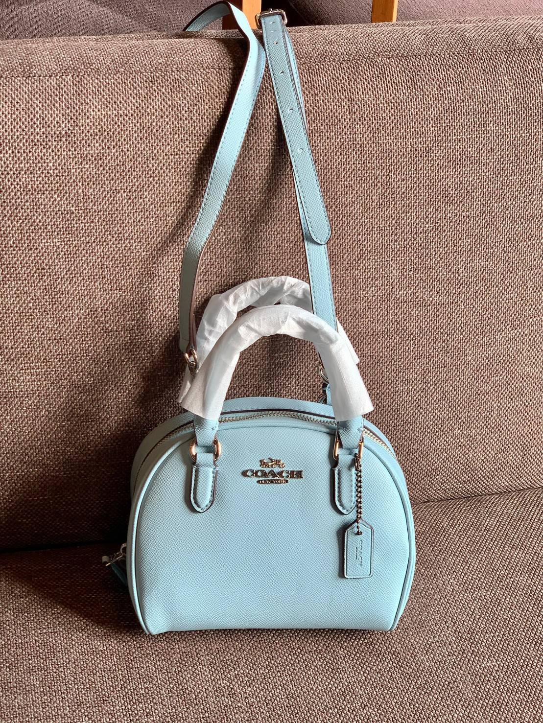 COACH SYDNEY SATCHEL BAG CA202 CA591 CB596 ใหม่ล่าสุด กับคอลที่สาวๆต้องหลงรัก กระเป๋าสะพายทรง satchel ที่มีรูปทรงดึงดูดสายตา สวยแรกเห็น วัสดุหนัง crossgrain พร้อมหูจับในตัว เปิด-ปิดด้วยซิป ภายในโล่งกว้าง ขนาดกำลังดี มีสายครอสให้ ปรับได้ตามชอบ ใบจริงลูกคุณ