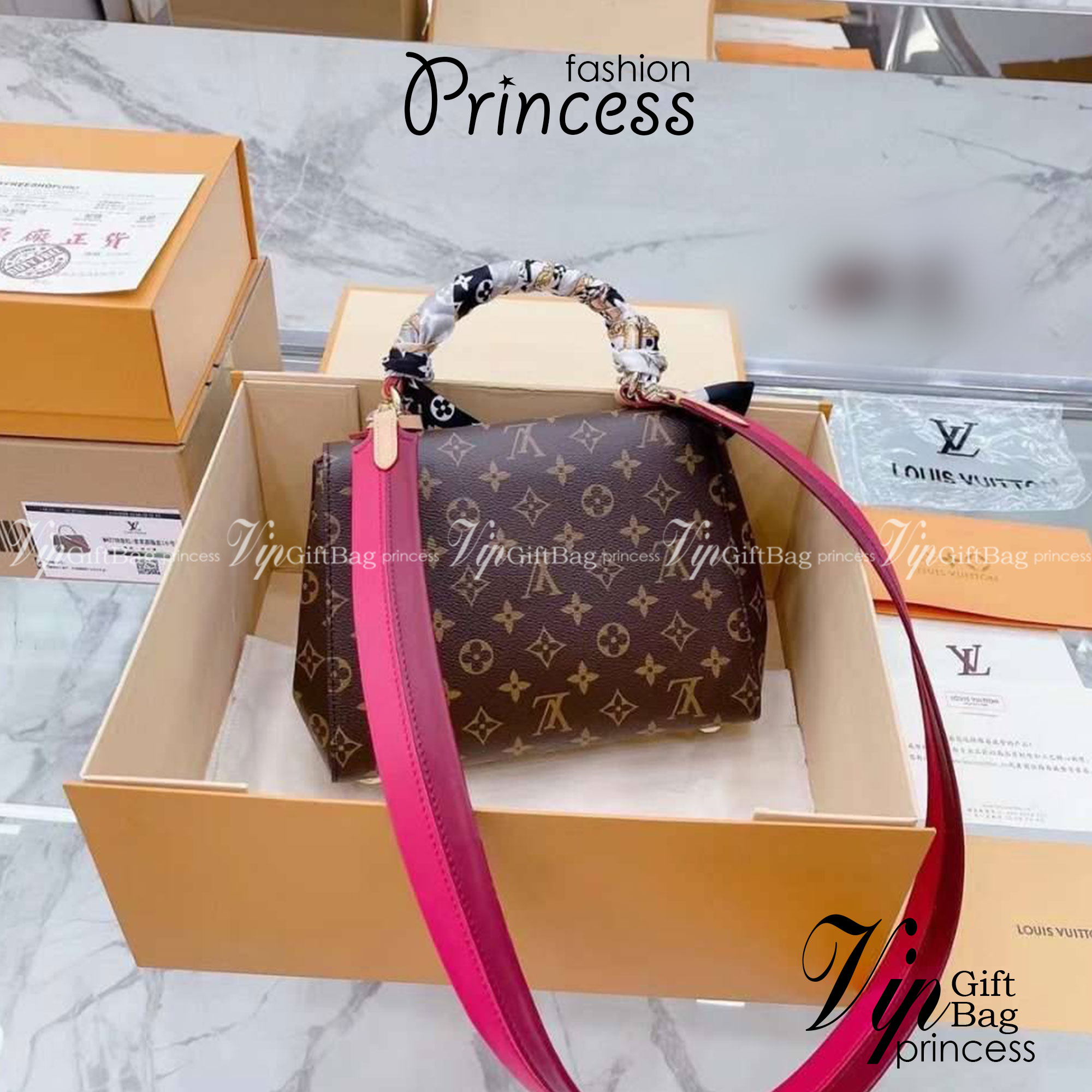 LV Cluny BB Monogram กระเป๋าสะพายหนังลายโมโนแกรมเปิดหน้า เป็นอีกทรงที่ขายดีมากเพราะใช้งานง่ายใช้ได้อเนกประสงค์ ด้านในกว้าง งานใช้สลับขึ้นแบบจากงานจริงเป๊ะเที่ยบเท่า แรร์ไอเท็มที่สาวๆต้องมี! มีหูจับในตัวและสายครอสบอดี้มาให้ ใช้งานง่าย เหมาะกับทุกสไตล์การแต