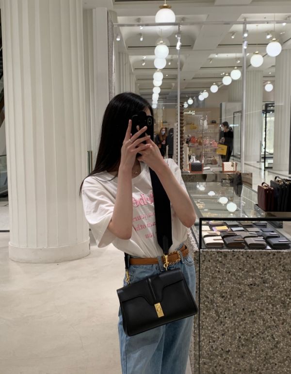 CELINE Teen Soft 16 In Smooth Calfskin / CELINE TRIOMPHE CROSSBODY BAG กระเป๋าสุดเรียบง่ายคงความสไตล์เซลีนเป็นอย่างดี ดีไซน์สวยหรูสุดคลาสสิคหนังเรียบสวยอยู่ทรงเปิดปิดด้วยฝาปิดล๊อคบิดโลโก้แบรนด์อะไหล่ทองวิ้งๆภายในมีช่องแบ่งเป็นสัดส่วนและมีช่องซิปหัวซิปแบรน