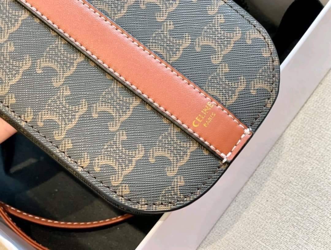 Celine Phone Pouch in Triomphe Canvas and Calfskin Tan / Celine phone bag กระเป๋าใส่โทรศัพท์เรียบหรู ด้วยลวดลาย Triompe ที่แสดงถึงความเป็นเอกลักษณ์ของแบรนด์ ช่องหลักที่มีความกว้าง สามารถใส่โทรศัพท์มือถือ ธนบัตร บัตรต่าง ๆ และของจุกจิกชิ้นเล็ก ๆ ได้แบบจุใจ