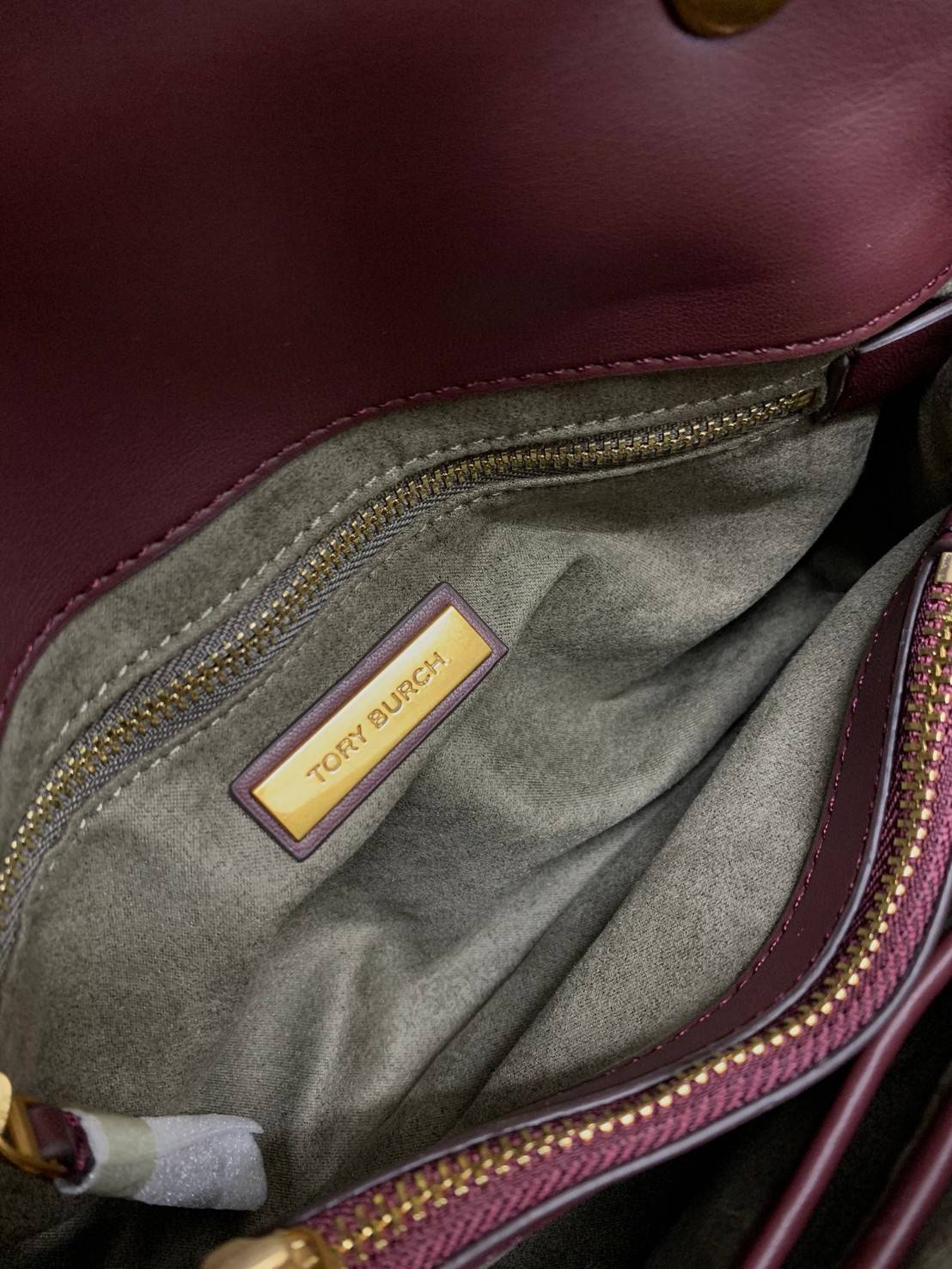 TORY BURCH KIRA QUILTED SMALL BAG พร้อมส่งที่ไทย ไม่ผิดหวังแน่นอนค่ะ! กระเป๋าหิ้วหรือสะพายข้างได้ วัสดุหนังแกะแท้ทั้งใบ ((หนังแกะจะมีคุณภาพดีเงานิ่มและแพงกว่าหนังวัวจ้า)) หนังนิ่มสวยงามมากๆค่ะ เปิดปิดกระเป๋าแบบหมุนล็อคแบบโลโก้แบรนด์ ใช้อะไหล่คลาสสิคดูหรูเ