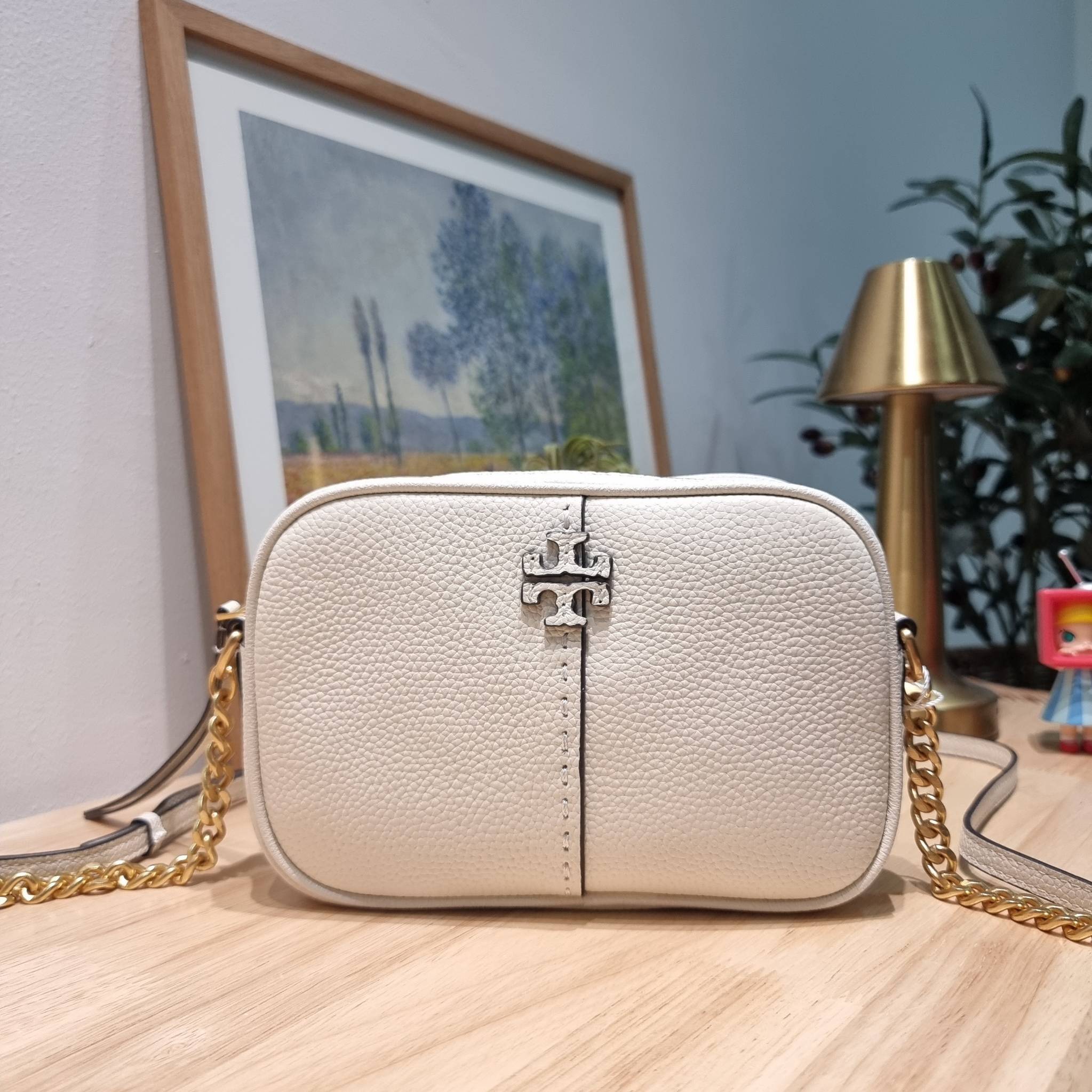 TORY BURCH MCGRAW CAMERA BAG ใหม่จากคอลเลคชั่นสุดคลาสสิค กับกระเป๋าสะพายข้าง ทรงกล่องไซส์กะทัดรัด น้ำหนักเบา ใช้งานง่ายด้วยซิปรูดเปิดปิด แมทช์ได้กับทุกสไตล์การแต่งตัว