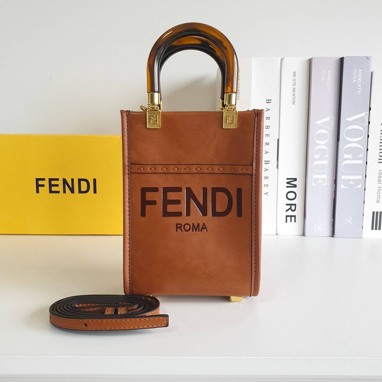 สวยหรูมาก กับ FENDI MINI SUNSHINE SHOPPER วัสดุหนังแท้ทั้งใบ ปั้มชื่อแบรนด์ด้านหน้า ที่จับเซรามิคสีสวยมีสลักแบรนด์ *ทรงมินิน่ารัก ด้านในเป็นช่องโล่งกว้าง สามารถใส่ กระเป๋าสตางค์สั้น มือถือได้ทุกรุ่น มาพร้อมสายสะพาย ถอดปรับได้ อะไหล่ปั้มแบรนด์สีทอง ปั้มโลโ