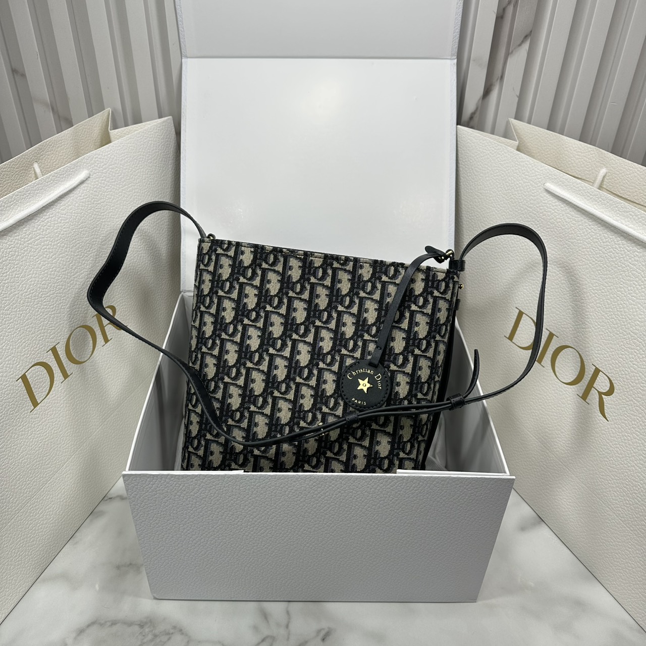 ORI หนังแท้ | DIOR Small Diorstar bucket bag Oblique jacquard fabric กระเป๋าสะพายทรงบัคเก็ต รุ่นใหม่ Cruise 2026 โดดเด่นด้วยดีไซน์ที่ง่ายต่อการใช้งานและมีประโยชน์ใช้สอยหลากหลาย