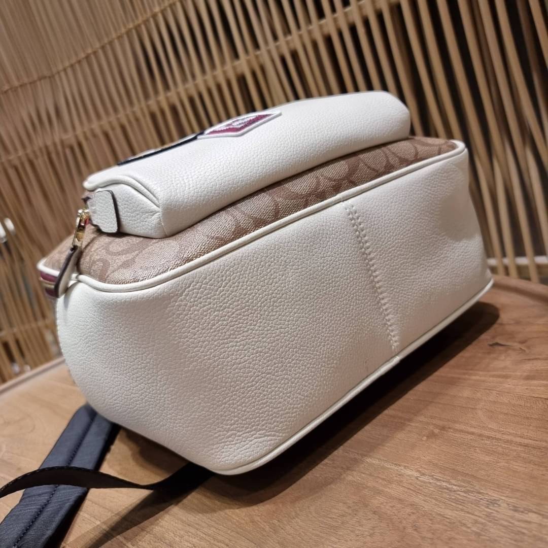 COACH C4115 COACHxPEANUTS COURT BACKPACK IN SIGNATURE CANVAS WITH VARSITY PATCHES แรงดีไม่มีตก กับคอลเลคชั่นที่ใครๆก็หลงรัก กระเป๋าเป้ทรงสวย ดีไซน์ตกแต่งลายสนูปพี โดดเด่นกว่าใคร วัสดุหนังแคนวาสสลับหนัง pepble ลงตัวที่สุด เป็นไอเท็มที่น่ารักและแฝงความหรูเล