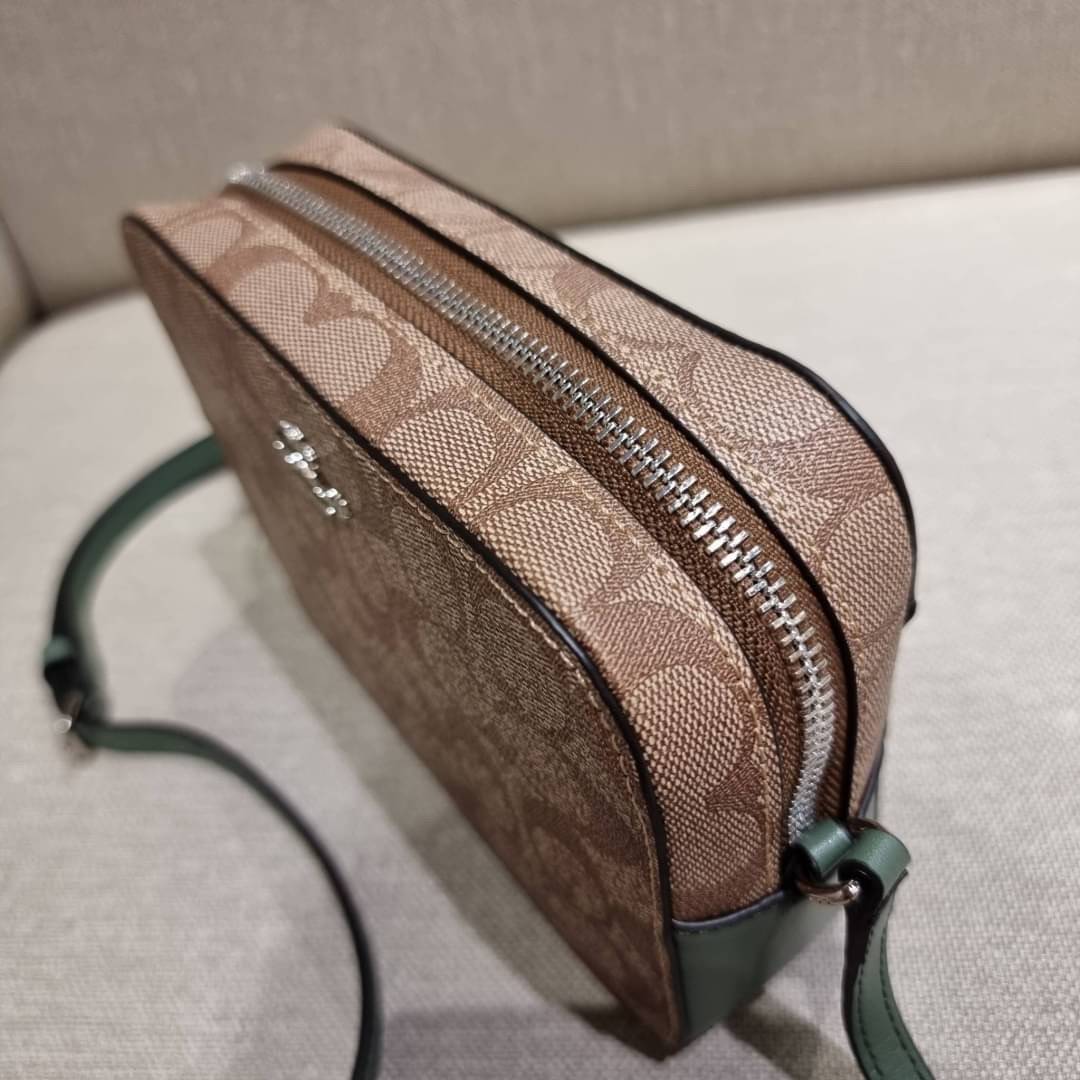 COACH 91677 MINI CAMERA BAG IN SIGNATURE CANVAS สีมาใหม่ รุ่นขายดีที่สุด!! กระเป๋าสะพายข้างไซส์มินิ คลาสสิคอยู่ทรง อะไหลเงินเรียบหรู วัสดุหนังแคนวาสเคลือบลาย เปิด-ปิดด้วยซิป สายสะพายปรับได้ตามตัว ใบนี้แมทช์ได้ทุกลุค ใช้เป็น everyday bag ได้สบายๆเลยจ้า &#x