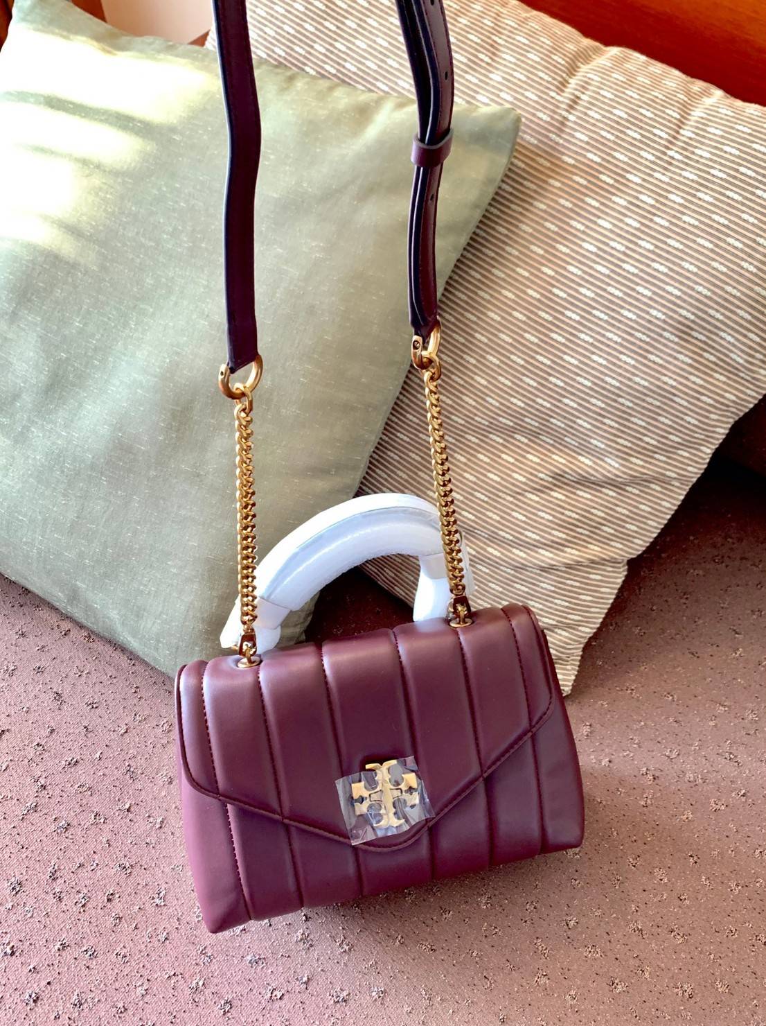 TORY BURCH KIRA QUILTED SMALL BAG พร้อมส่งที่ไทย ไม่ผิดหวังแน่นอนค่ะ! กระเป๋าหิ้วหรือสะพายข้างได้ วัสดุหนังแกะแท้ทั้งใบ ((หนังแกะจะมีคุณภาพดีเงานิ่มและแพงกว่าหนังวัวจ้า)) หนังนิ่มสวยงามมากๆค่ะ เปิดปิดกระเป๋าแบบหมุนล็อคแบบโลโก้แบรนด์ ใช้อะไหล่คลาสสิคดูหรูเ