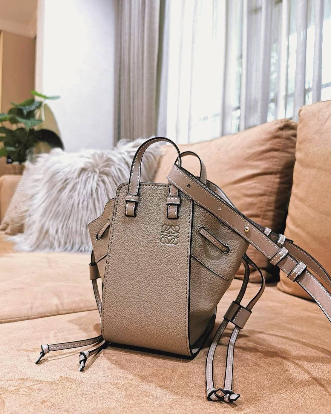 LOEWE HANDLE & SHOULDER BAG GIFT WITH PURCHASE (GWP) กระเป๋าถือหรือสะพายหนังแท้พรีเมี่ยมกิ๊ฟ Limited จาก LOEWE PERFUME DUTYFREE รุ่น Rare items สุดๆวัสดุหนังแท้ Calfskin หนังสวยดีไซน์คงเอกลักษณ์แบรนด์ สามารถปรับใช้ได้หลายทรงด้านข้างมีหูรูดปรับขยายทรงได้ภา