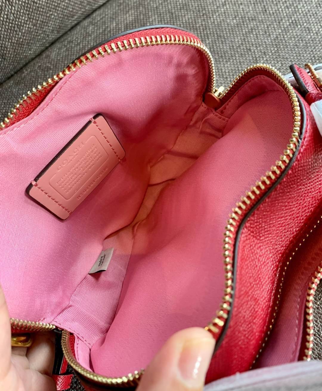 ต้อนรับวาเลนไทน์นี้ ❤️พร้อมส่งความรักหว๊านหว๊านค่ะ❤️ COACH HEART CROSSBODY BAG ((C5118//C5119)) 💥Limited edition หลงรักแน่นอน💋 พร้อมส่งที่ไทยก่อนใครวันนี้!