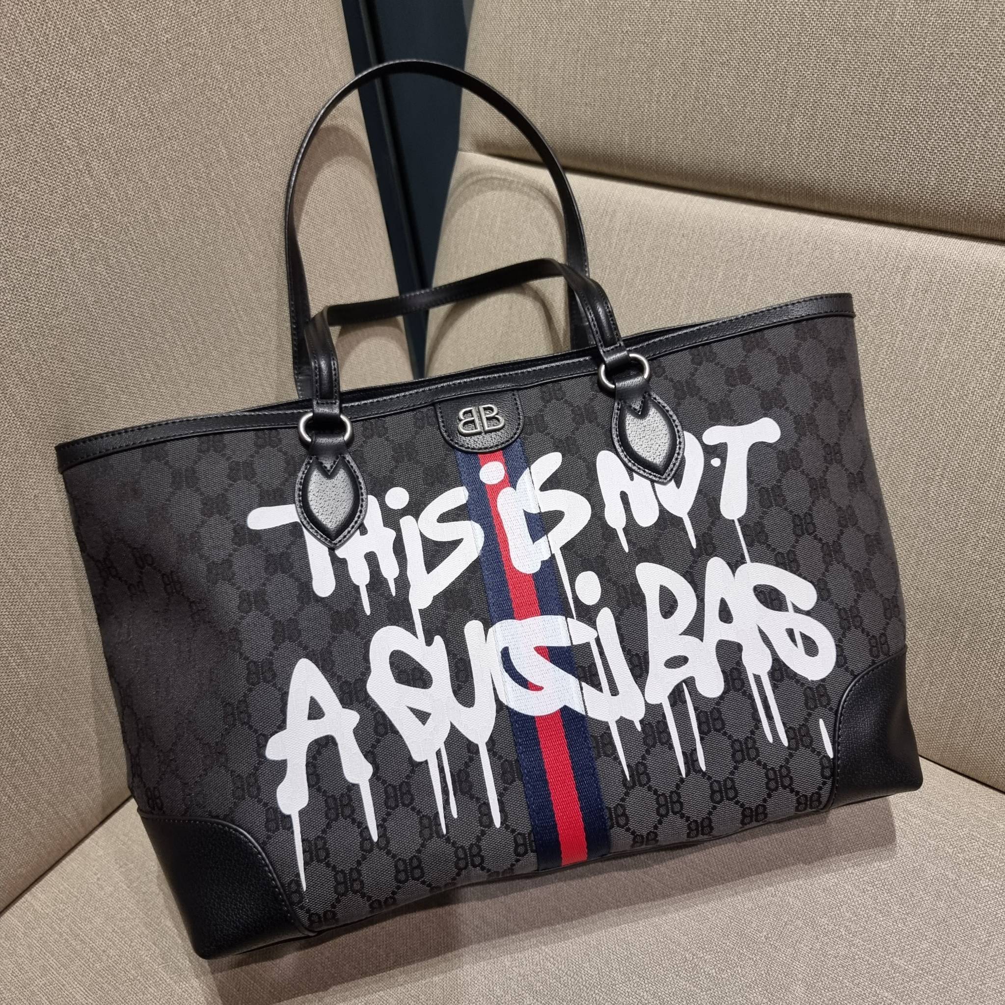 GG×BALEN MEDIUM OPHIDIA TOTE สุดครีเอท กับกระเป๋าช้อปปิ้งทรงโท้ท ใบใหญ่ สุดคุ้ม!! โดดเด่นด้วยลวดลายเพ้นท์กราฟฟิตี้ วัสดุผ้าแคนวาส ตัดแต่งเล่นขอบด้วยหนังแท้ ภายในโล่งกว้างมาก ใส่ของได้สบาย หิ้วไปเที่ยวต่างจังหวัด สะพายไปต่างประเทศตามใจ!! เลิศตรงที่ดีไซน์ใบ