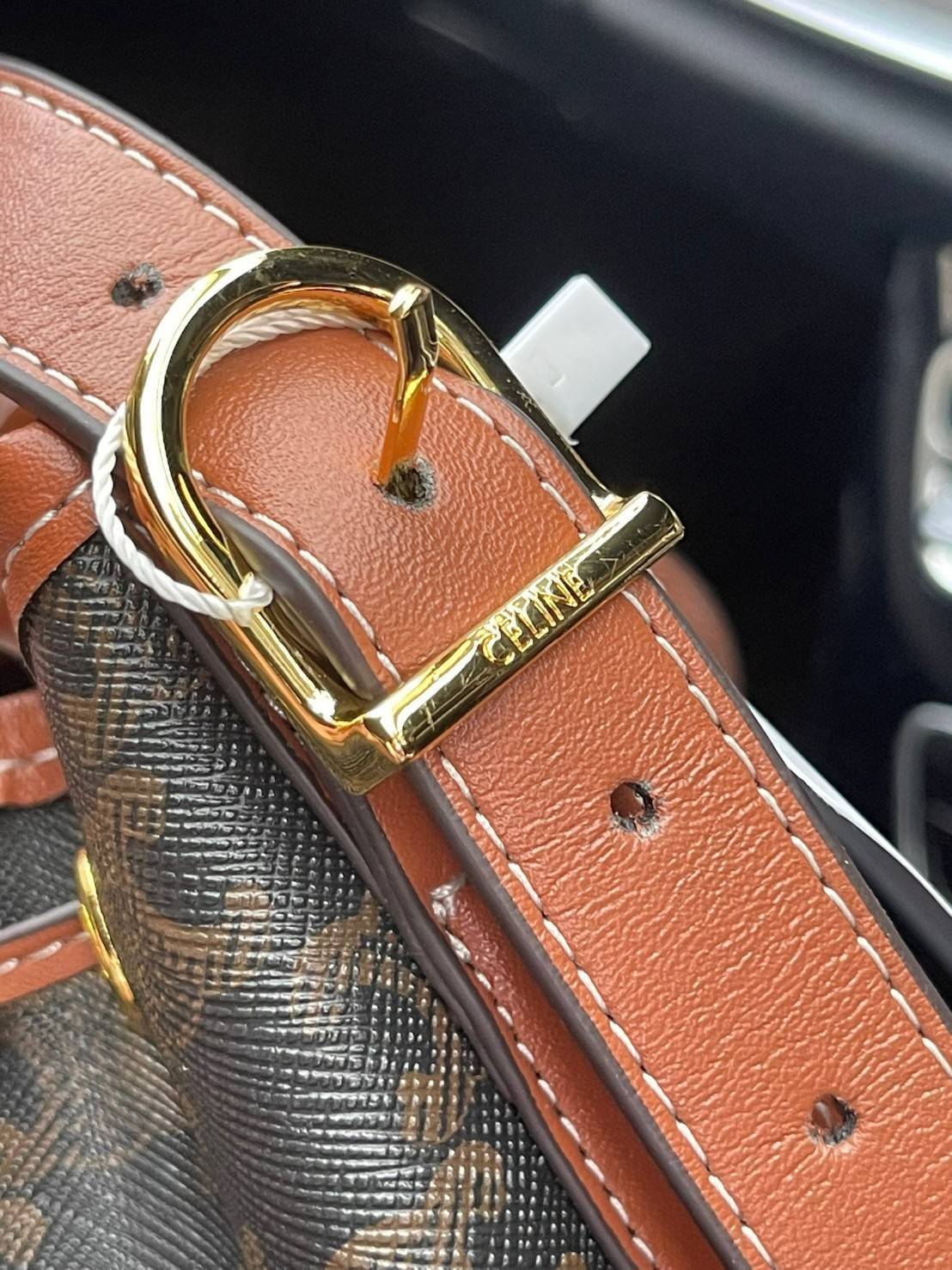 CELINE SMALL DRAWSTRING BAG IN TRIOMPHE ในรุ่นนี้ได้รับคำชื่นชมจากแฟชั่นกูรูทั้งหลาย เนื่องจากมีรูปทรงที่สุดแสนจะเรียบง่าย มีช่องใส่ของที่กว้าง ตัวกระเป๋าเป็นแบบหูรูด ช่วยให้เปิด-ปิดง่าย สะดวกต่อการใช้งาน สายสะพายปรับความยาวได้ตามความเหมาะสม โลโก้บนรอบตัว