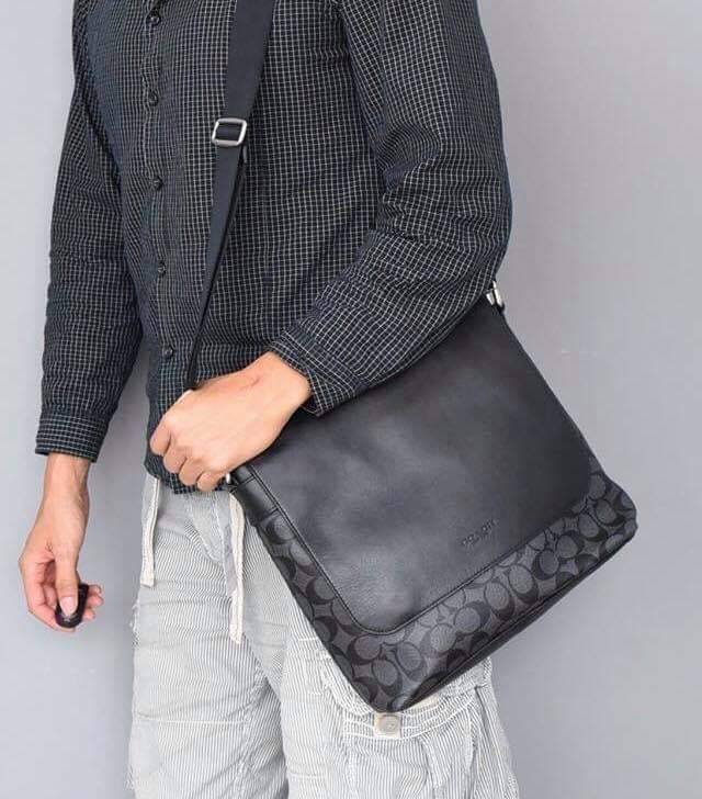 COACH CHARLES SMALL MESSENGER IN SIGNATURE (F54771)🌲ทั้งหล่อ ทั้งเท่มากๆขนาดนี้ ไม่ควรพลาด !! //สะพายข้างใบใหญ่ Unisex ใช้ได้ทั้งชายและหญิง // วัสดุแคนวาส ผสมหนังแท้อย่างดี อยู่ทรงสวย คุณภาพสุดๆ ฝาเปิดกระเป๋า ล็อคด้วยตัวล็อคแม่เหล็ก แน่นหนามากๆ ช่