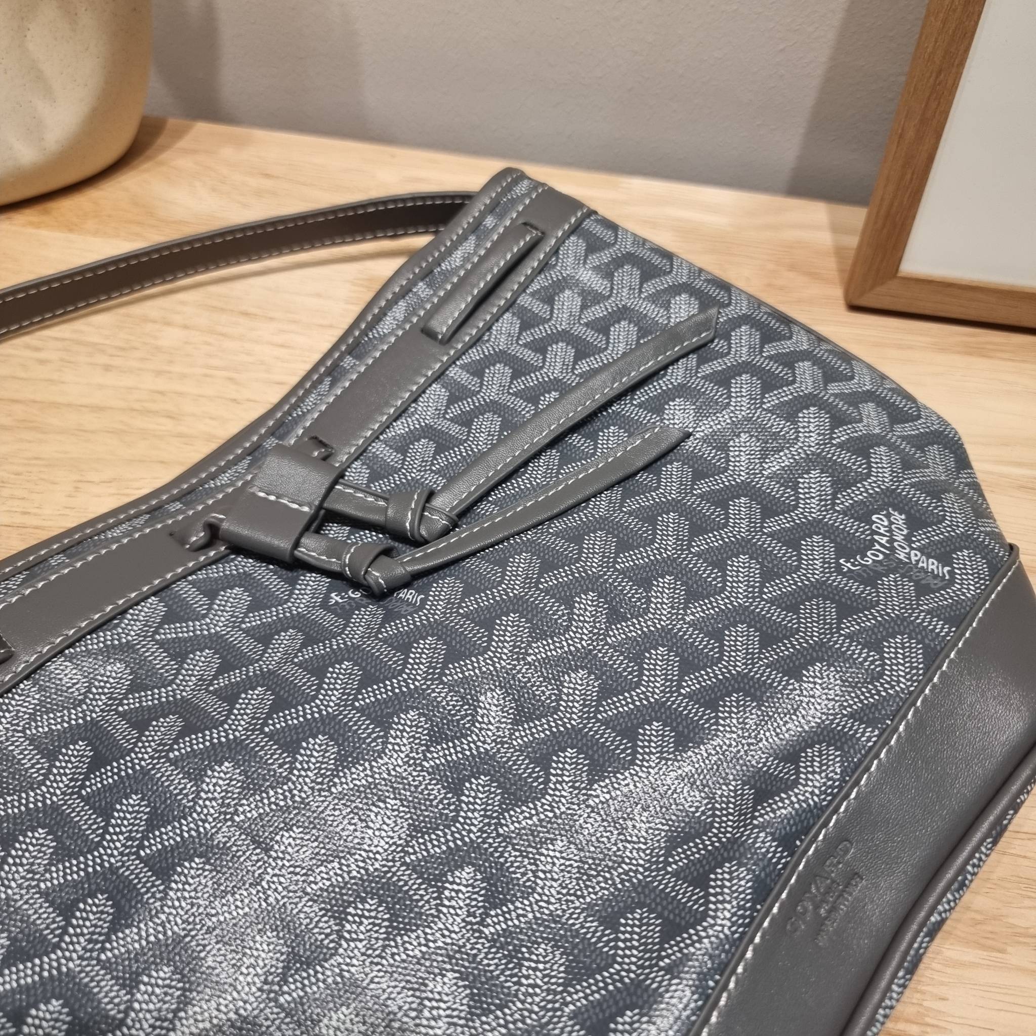 GOYARD PETITE FLOT BUCKET BAG กระเป๋าสะพายทรงบัคเก็ต ที่ดีไซน์สะดวกต่อชีวิตมาก รูปทรงคลาสสิค ดีไซน์เป็นเอกลักษณ์ สดใสทุกสี ดูผู้ดีในตัว วัสดุหนังแคนวาสพิมพ์ลายสวยคม ปากกระเป๋ารูดเปิด-ปิดได้ตามชอบ ภายในเป็นช่องโล่ง ใส่กระเป๋าสตางค์ มือถือ ได้ครบถ้วน มาพร้อ