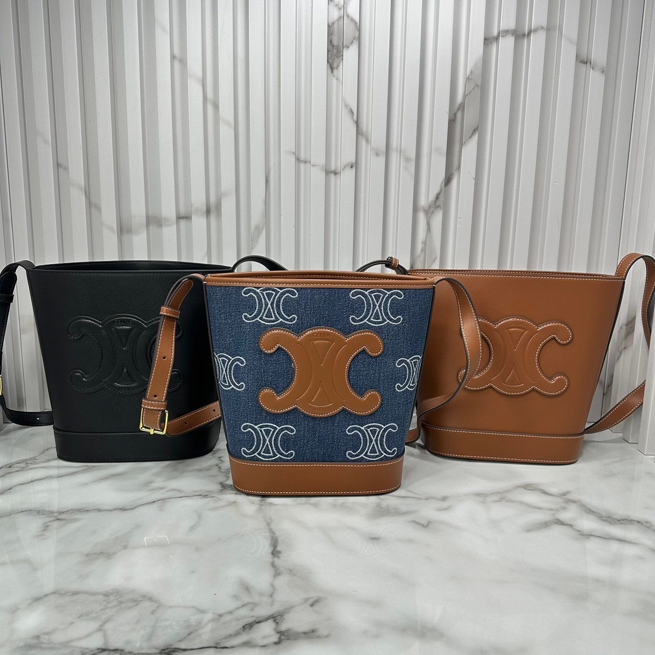 CELINE BUCKET CUIR TRIOMPHE in Smooth กระเป๋าสะพายทรงบัคเก็ต พิเศษพร้อมใบลูกสะดวกใช้งาน รุ่นฮิตข้ามปี งานหนังแท้สวยเรียบหรู ผู้ดีไปอีก