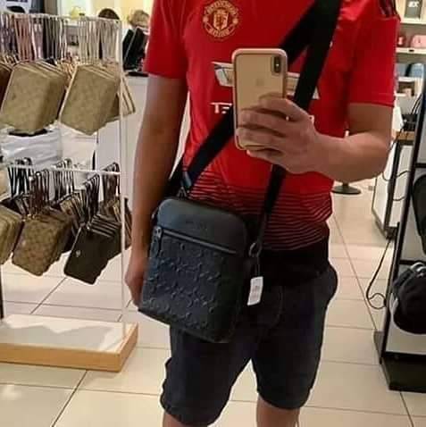 COACH HOUSTON FLIGHT BAG IN SIGNATURE LEATHER (COACH F73338) กระเป๋าสะพาย ลวดลาย C นูน SIGNATURE ที่ดูโดดเด่นมาก// วัสดุหนังแท้ทั้งใบ อยู่ทรงสวย// ด้านในโล่งกว้าง จุของได้เยอะ ด้านหน้ามีอีกช่องซิบไว้เก็บของสำคัญได้อย่างเป็นสัดส่วน ลงตัว เปิด-ปิด ด้วยซิบ/ 