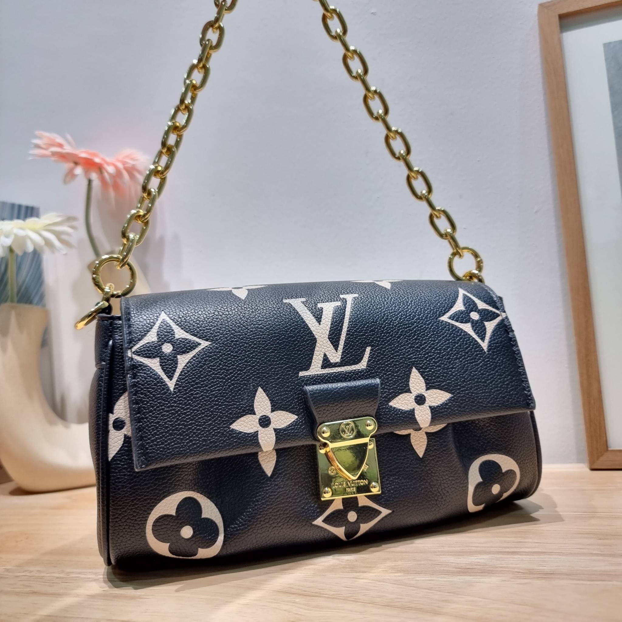 LV Favorite Bicolor Monogram Empreinte Leather - Handbags / LV FAVORITE BAG กระเป๋าสะพายคอลใหม่ล่าสุด สวยหรู ดูแพง ดีไซน์รูปทรงออกมาให้ใช้งานได้ง่าย