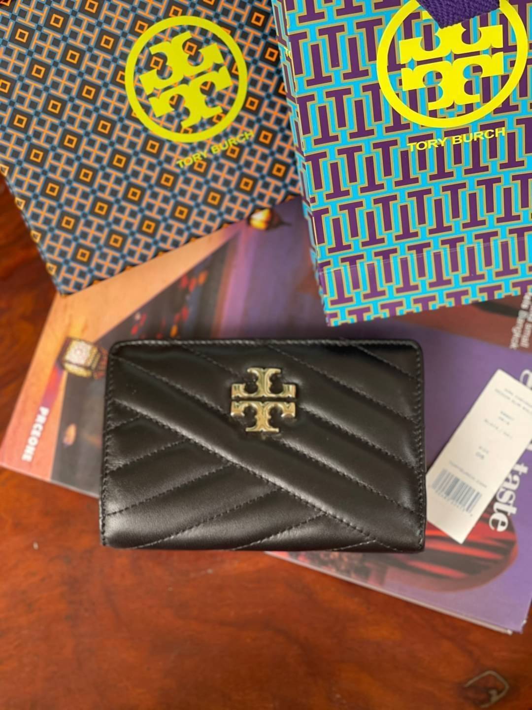 ของแท้ 💯% 】Tory burch kira chevron medium slim wallet กระเป๋าสตางค์หนังแกะขนาดmedium size การตัดเย็บหนังแกะแสนนุ่มแบบลายบุสองชั้น สัมผัสนุ่มควบคู่กับดีไซน์อันเป็นเอกลักษณ์ ดูแพงด้วยโลโก้ด้านหน้าสีทองสวยหรู