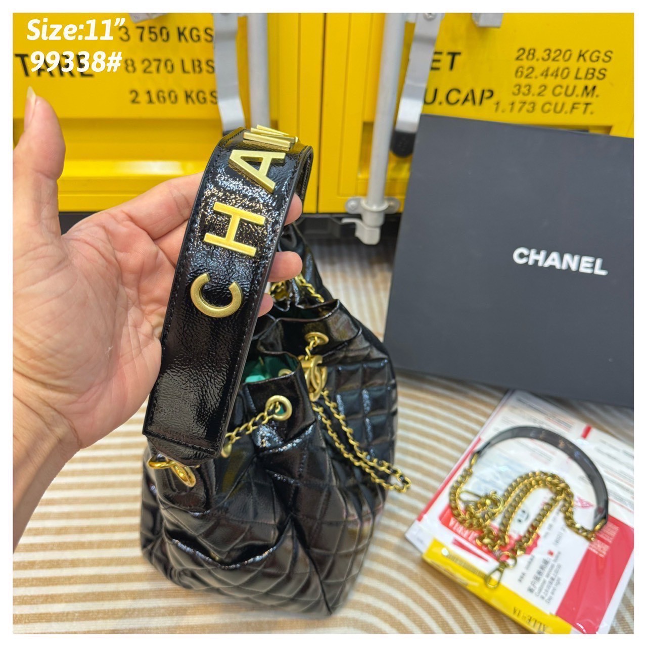 Chanel Bucket Bag กระเป๋าสะพายทรงบัคเก็ต สายสะพายโดดเด่นด้วย font โลโก้สีทองสวยหรู มีช่องใส่ของด้านข้างตอบโจทย์การใช้งานได้ดี ภายในโล่งกว้าง จุของได้เยอะ คุ้มค่ามากๆ