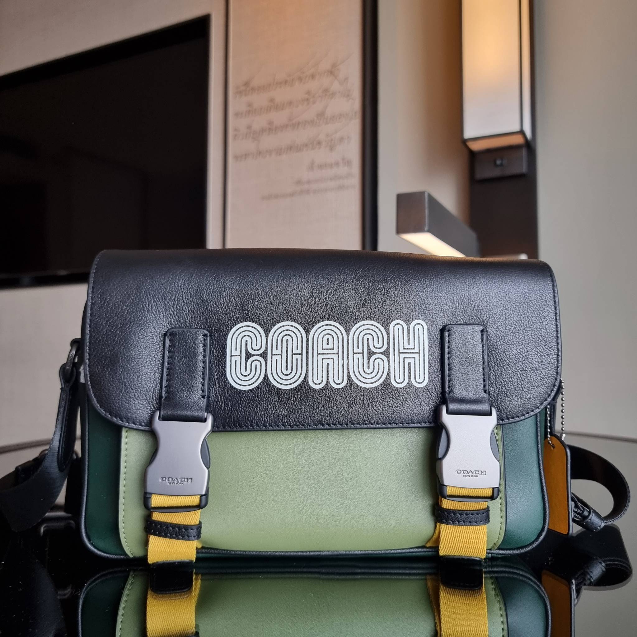 COACH TRACK CROSSBODY IN COLORBLOCK WITH COACH PATCH C6657 C8128 หล่อบอกต่ออีกหนึ่ง กระเป๋าสะพายทรงแมสเซ็นเจอร์ รุ่นเอาใจหนุ่มๆ ที่สาวๆก็อยากใช้!! ด้วยดีไซน์สีคัลเลอร์บล็อคที่โดดเด่น ทำให้ดูน่าใช้งาน วัสดุหนังแท้ สวยคมซ่อนหรู ฝากระเป๋ามีตัวล็อคแน่นหนา เปิ