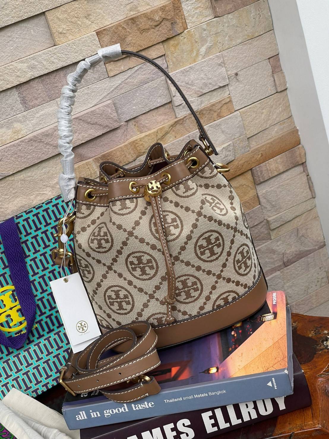 Tory Burch T Monogram jacquard bucket bag เปิดตัวกระเป๋า T MONOGRAM รุ่นใหม่ล่าสุดจาก TORY BURCH ครั้งแรกกับโมโนแกรม ที่ได้รับแรงบันดาลใจมาจากโลโก้สุดคลาสสิก กลับมาอีกครั้งในรูปแบบของ ลวดลาย T Monogram ที่ผสมผสานความร่วมสมัยเข้ากับความเป็นเอกลักษณ์ของแบรน