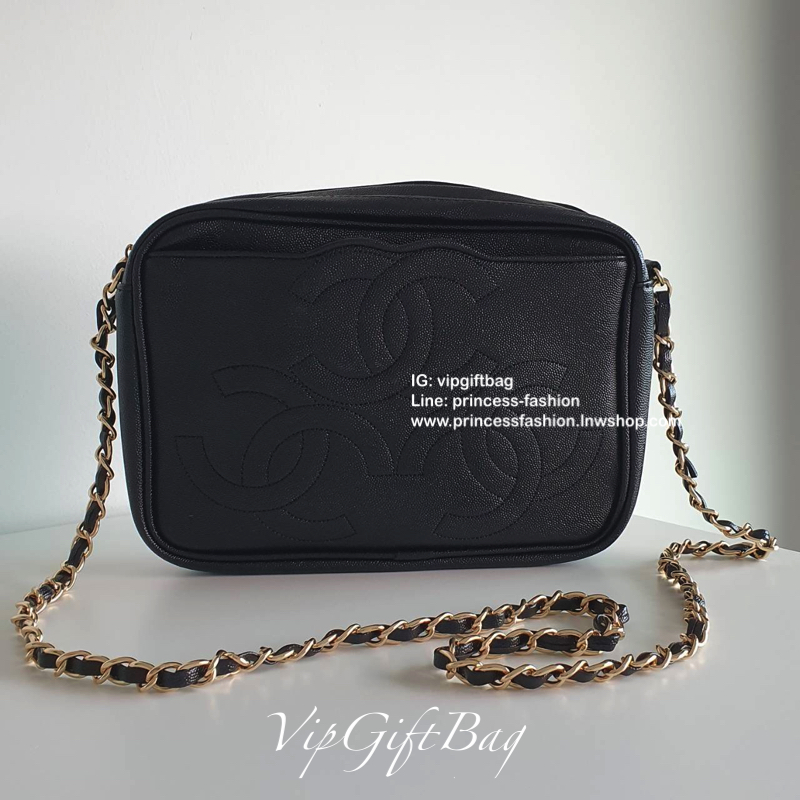 CHANEL VIP GIFT BAG รุ่น CHAIN CROSSBODY กระเป๋าของสมนาคุณ จากพรีเมี่ยมกิ้ฟแบรนด์ดังอย่าง CHANEL วัสดุหนังสังเคราะห์ ลายคาเวียร์สุดหรูเต็มใบ #เล่นแสงสวยมาก ด้านในเปิดปิดด้วยซิปCC อะไหล่ทอง มีช่องซิปแยกอีกหนึ่งช่อง สามารถใส่กระเป๋าสตางค์ใบยาว ของจุกจิกได้ส