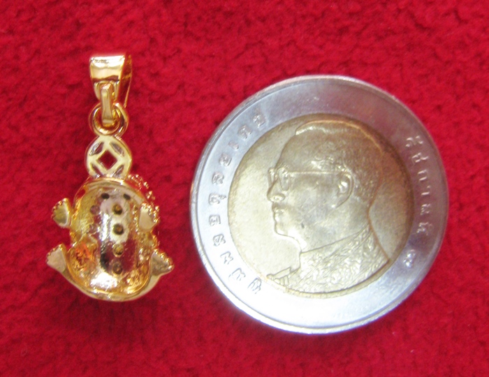 สินค้าหมดค่ะ จี้คางคกคาบเหรียญประดับเพชรพร้อมกล่องกำมะหยี่ ป้องกันสิ่งไม่ดี กวักทรัพย์รับสมบัติ แก้ชงปีจอ ปี2561ค่ะ