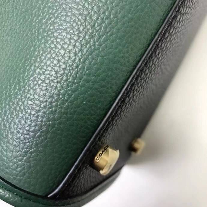 COACH Field Tote 30 In Colorblock With Coach Badge พร้อมส่งที่ไทย เขียวเหนี่ยวทรัพย์มาแล้วค่าา งานสวยหรูดูแพงมากกก สีสวยมาก จะถือหรือสะพายข้างก็ได้ หลากหลายสไตล์ค่ะ