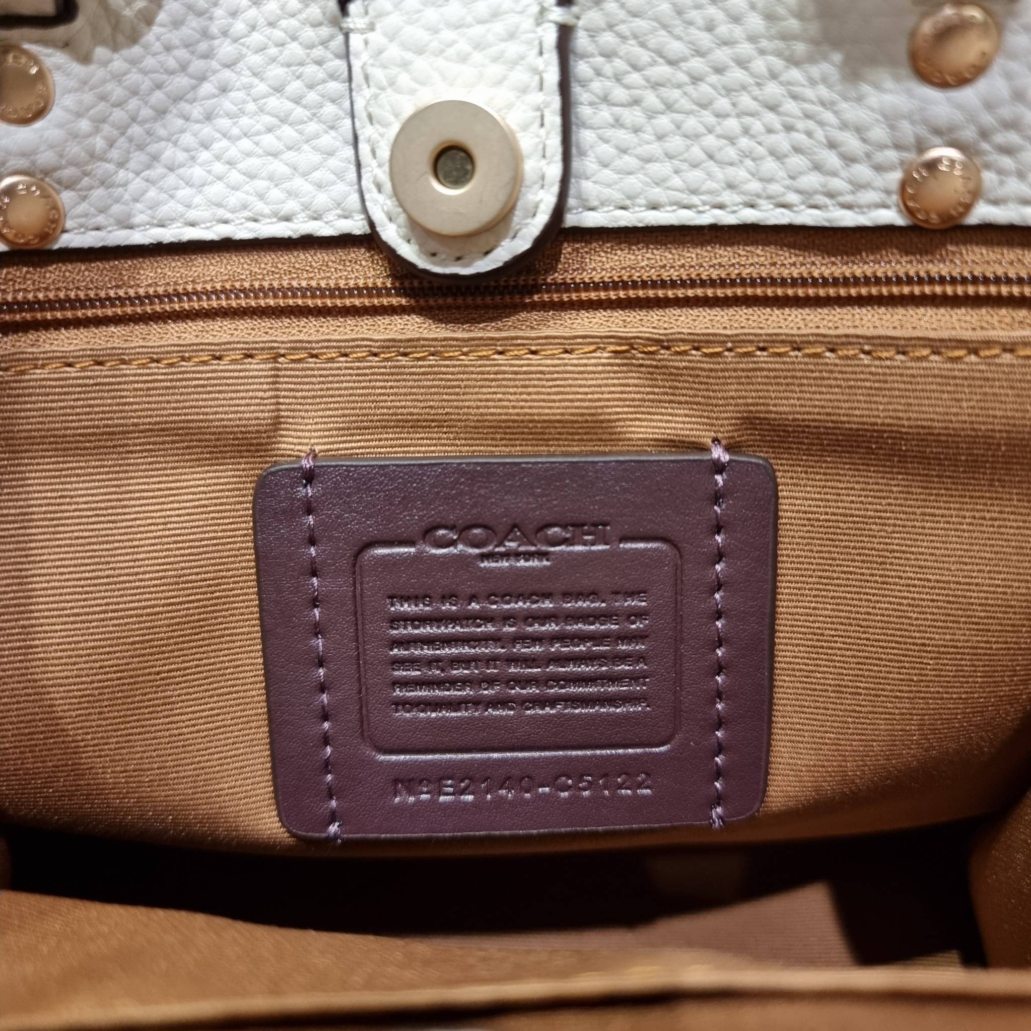 OUTLET 】COACH C5122 DEMPSEY TOTE 22 IN SIGNATURE CANVAS แรงดี กระหน่ำยอดสั่งซื้อมากจ้าแม่!! กระเป๋าทรงโท้ท 22 ที่ขนาดน่ารักน่าใช้มากๆ สาวๆถูกอกถูกใจกันนับไม่ถ้วน!! ฟังก์ชั่นการใช้งานสะดวกที่สุด มีทั้งสายคล้องในตัว และสายครอสบอดี้ ดีไซน์คลาสสิคเรียบหรู วัส
