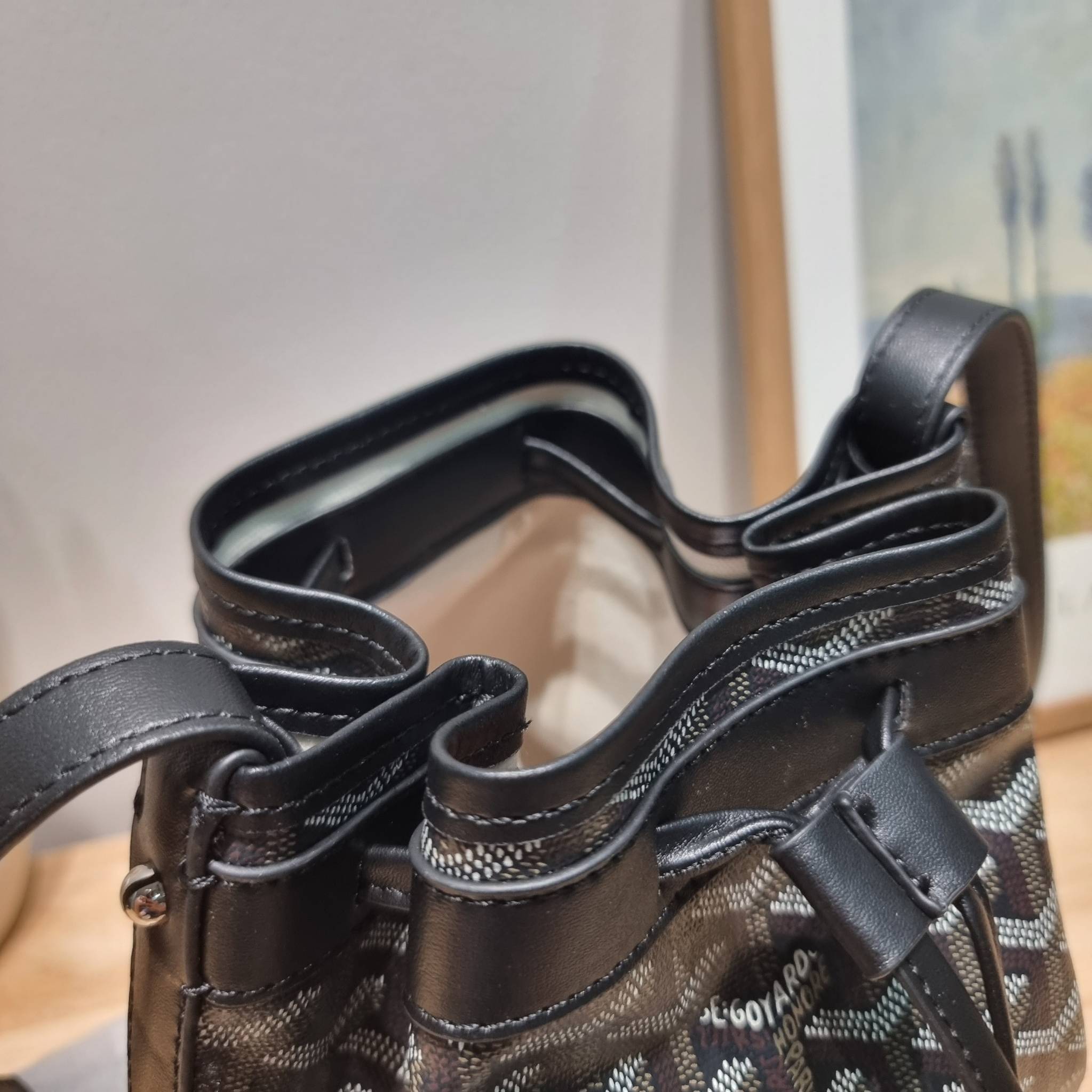 GOYARD PETITE FLOT BUCKET BAG กระเป๋าสะพายทรงบัคเก็ต ที่ดีไซน์สะดวกต่อชีวิตมาก รูปทรงคลาสสิค ดีไซน์เป็นเอกลักษณ์ สดใสทุกสี ดูผู้ดีในตัว วัสดุหนังแคนวาสพิมพ์ลายสวยคม ปากกระเป๋ารูดเปิด-ปิดได้ตามชอบ ภายในเป็นช่องโล่ง ใส่กระเป๋าสตางค์ มือถือ ได้ครบถ้วน มาพร้อ