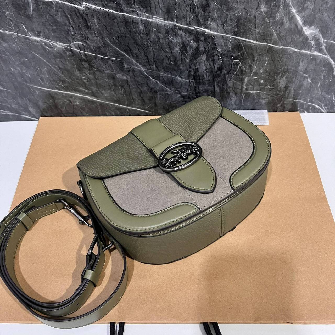 OUTLET 】COACH C2805 GEORGIE SADDLE BAG ใบงาม น้องน่ารัก สุดเรียบหรู เลยทีเดียว วัสดุหนังpebble ตัวกระเป๋าหนังแท้ ตรงกลางตัดกำมะหยี่เพิ่มความหรูหราอย่างลงตัว ภายในกระเป๋ามีช่องเอนกประสงค์กระดุมแป๊ก ซับในผ้า ด้านนอกกระเป๋าเปิด สายสะพายถอดปรับระดับ สำหรับสะพ