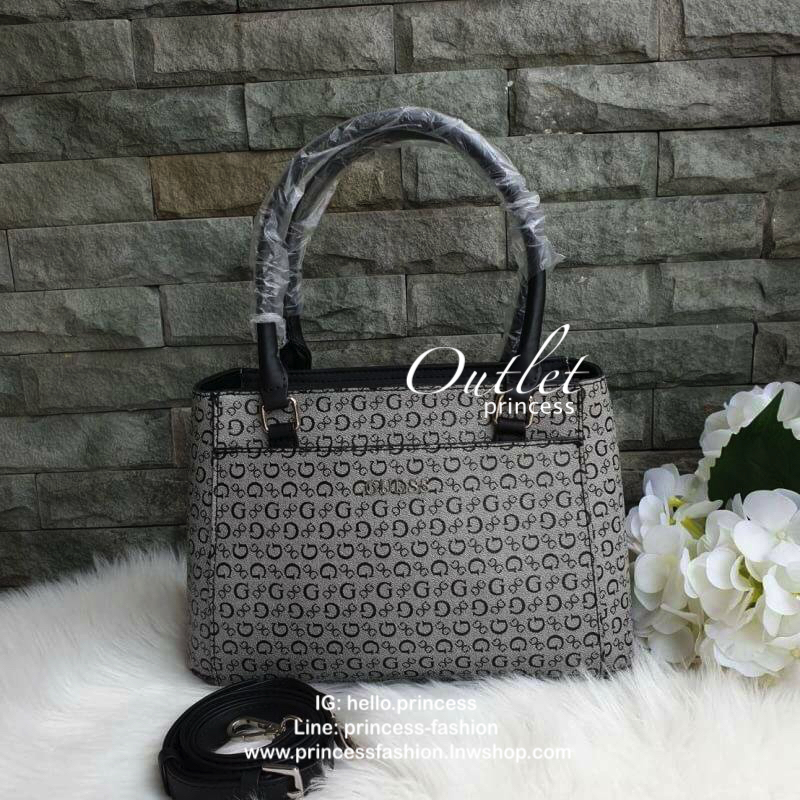 GUESS G LOGO PRINT TOTE BAG กระเป๋าถือหรือสะพายรุ่นใหม่ล่าสุดจาก GUESS FACTORY รุ่นยอดนิยม สวยอย่างมีสไตล์ สีสวยคลาสสิก รุ่นนี้มีการพิมพ์ลายโลโก้ รอบใบ หนัง faux-saffiano หนังคุณภาพดี ตั้งอยู่ทรง น้ำหนักเบา ประดับด้วยโลโก้แบรนด์อะไหล่เงิน สวยโดดเด่นที่กระ