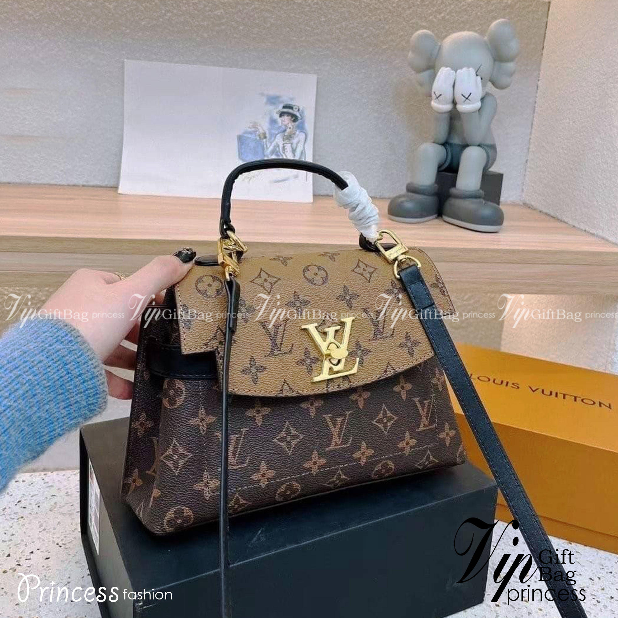 LV Cluny Monogram กระเป๋าสะพายหนังลายโมโนแกรมเปิดหน้า เป็นอีกทรงที่ขายดีมากเพราะใช้งานง่ายใช้ได้อเนกประสงค์ ด้านในกว้าง งานใช้สลับขึ้นแบบจากงานจริงเป๊ะเที่ยบเท่า แรร์ไอเท็มที่สาวๆต้องมี! มีหูจับในตัวและสายครอสบอดี้มาให้ ใช้งานง่าย เหมาะกับทุกสไตล์การแต่งต