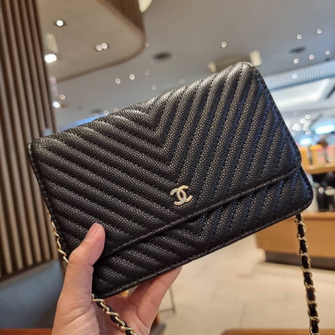 VIP 🥂 CHANEL WOC ลายวียอดฮิต กระเป๋าสะพายข้างหนังลายคาร์เวีย มาพร้อมโซ่สะพายในตัว (ถอดออกไม่ได้) อะไหล่ทองเรียบหรู ดูผู้ดี้ ผู้ดี!! เปิด-ปิดกระเป๋าด้วยกระดุมแม่เหล็ก ภายในกระเป๋าเป็นช่องโล่ง มีช่องแยก 1 ช่อง ช่องซิปกลางอีกช่อง ส่วนด้านหลังก็ยังมีอ