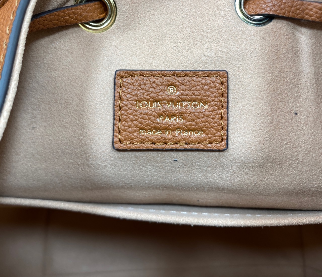 สลับแท้ LV Lockme bucket bag กระเป๋าสะพายทรงบัคเก็ตวินเทจ สวยคลาสสิก งานหนังแท้เต็มใบ โดดเด่นด้วยโลโก้สีทอง ด้วยดีไซส์ที่เรียบหรูเหมาะใช้ได้หลากหลายโอกาส