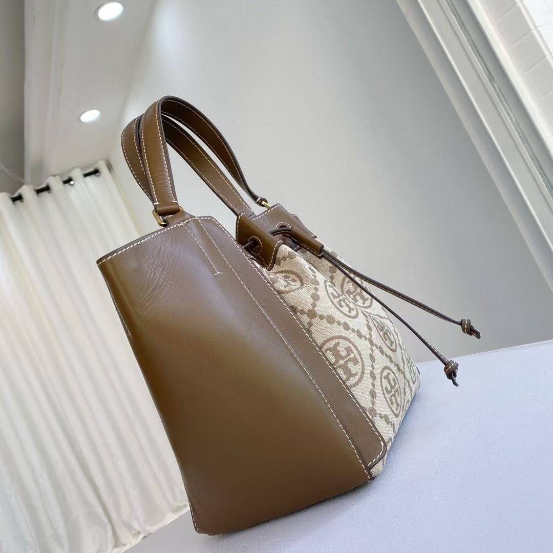 Tory T Monogram Mcgraw Dragonfly กระเป๋าถือหรือสะพายไหล่ วัสดุหนัง Jacquard อะไหล่ทอง ทรงปีก เปิด-ปิด ด้วยกระดุมแม่เหล็ก ด้านในโลง มี 2ช่องเล็ก จุของได้เยอะ น้ำหนักเบา สายสะพาย crossbody ได้ ปรับระดับได้