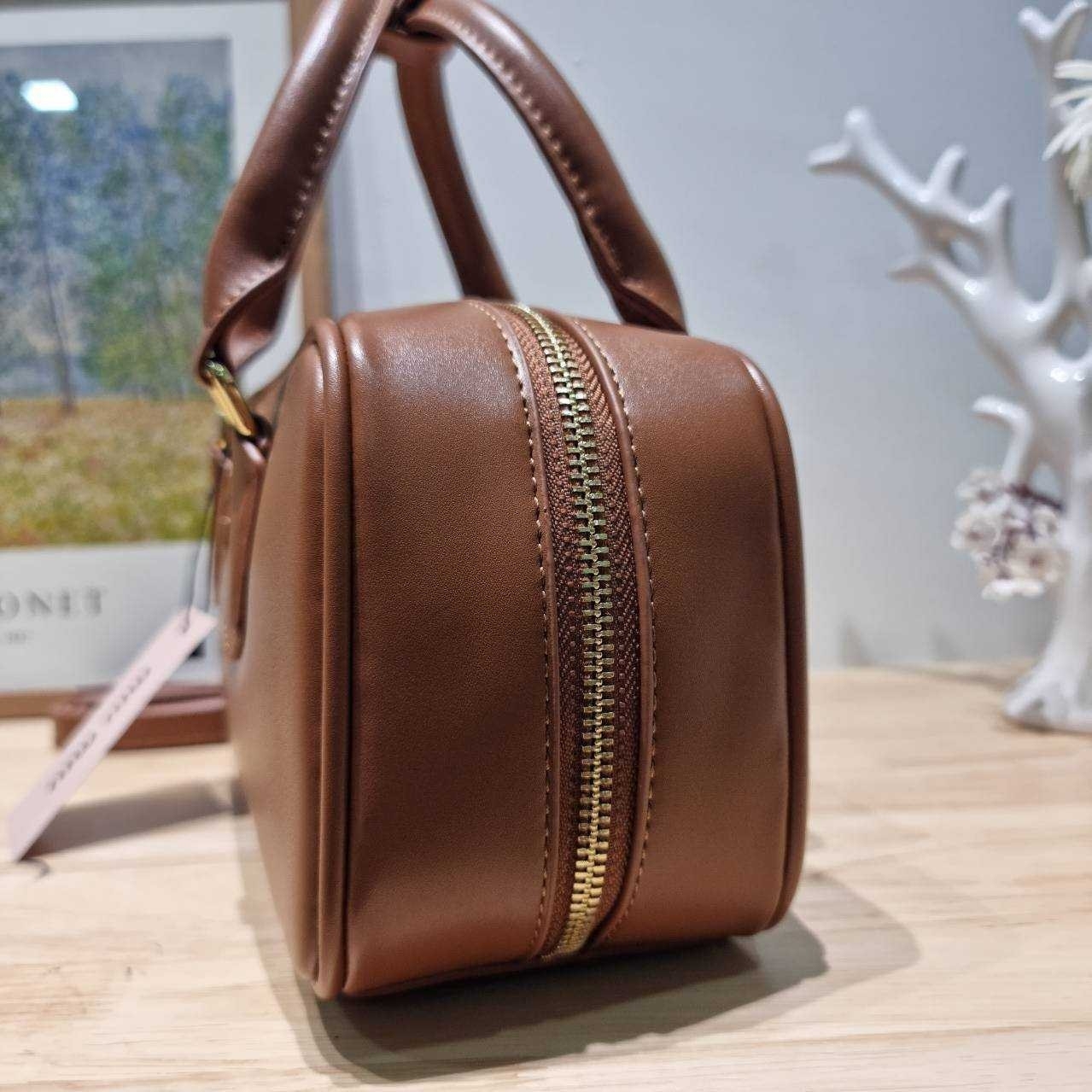 MIU MIU ARCADIE LEATHER BAG M, Geniş 27cm กระเป๋าถือ/สะพายสุดชิค น่ารักๆเก๋ๆ ดีไซน์เรียบแต่มากมีอยู่จริง สวยดูแพง