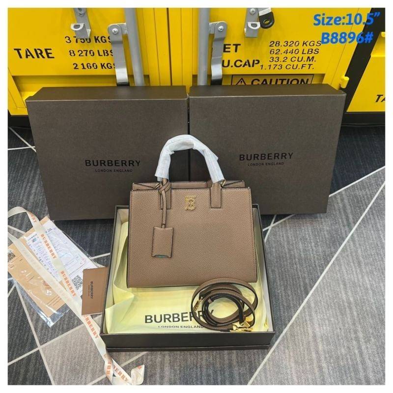 Burberry Small Frances Tote Bag / Burberry Tote Bag สวยหรูดูดีเกินต้าน กับกระเป๋าถือทรงสวย ดีไซน์ผู้ดีเรียบหรู ถือขับผิวไปเลยทุกสี สวยคม มาพร้อมหูจับในตัว พร้อมสายสะพายยาว งานจริงดีงาม สาวๆได้ไปรับรองประทับใจแน่นอนจ้า