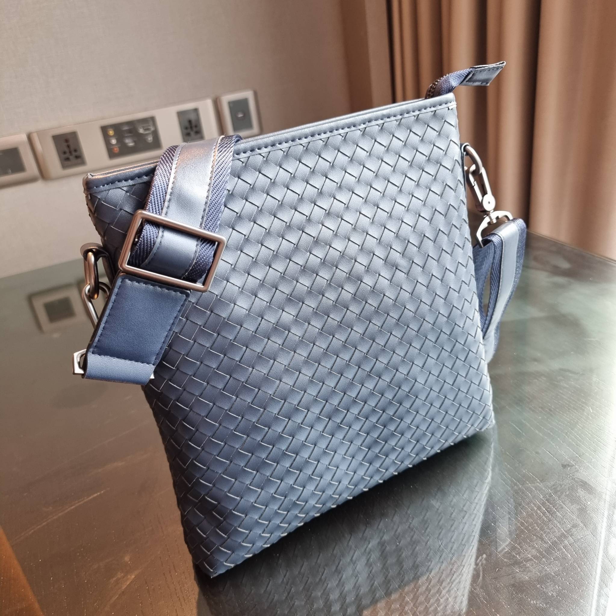 VIP 】อีกหนึ่งไอเท็มเด็ดที่หนุ่มๆรอคอย กระเป๋าสะพายข้างทรงแมสเซนเจอร์ B.ottega venata vip bag ดีไซน์คลาสสิคเอกลักษณ์ ลายสานเรียบหรู ดูแพง ทรงผู้ดี หล่อไปอีก อัพลุคไปอีก วัสดุหนังวัวเต็มใบ เปิด-ปิดด้วยซิป ภายในโล่งกว้างใส่ของได้ครบถ้วนสิ่งสำคัญ สายสะพายปรับ