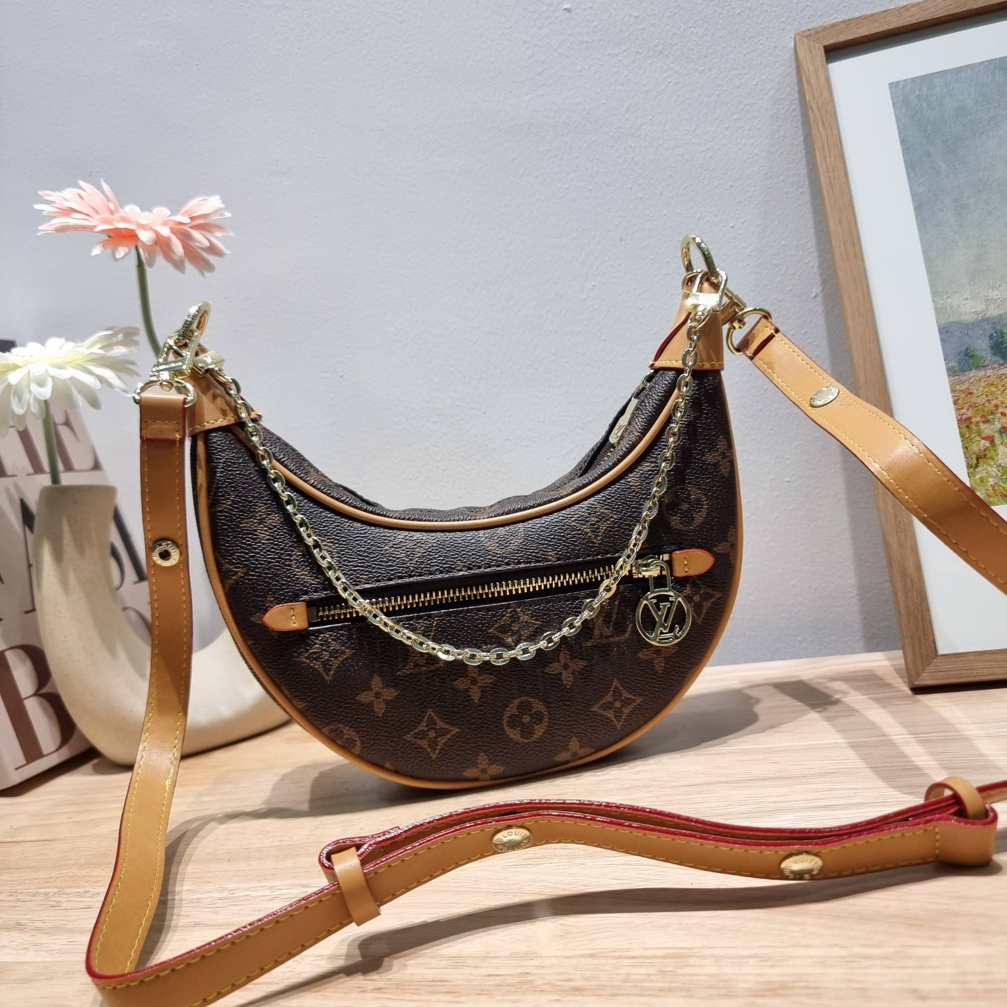 สุดยอดเดอะเบสท์ไอเท็ม ต้องยกให้เลย กับกระเป๋าสะพายทรงบาแกตต์ สวยหรู ดูแพงมาแต่ไกล LV loop bag ยังคงคลาสสิค ผู้ดี หรูหรา ขนาดกำลังพอดี ใส่โทรศัพท์ได้ทุกรุ่น วัสดุหนังแคนวาสคุณภาพ ด้านหน้ามีช่องซิปแยก สายสะพายมีมาให้ถึง 2 แบบ สลับใช้ได้เลยแบบไม่มีเบื่อ จะลุ