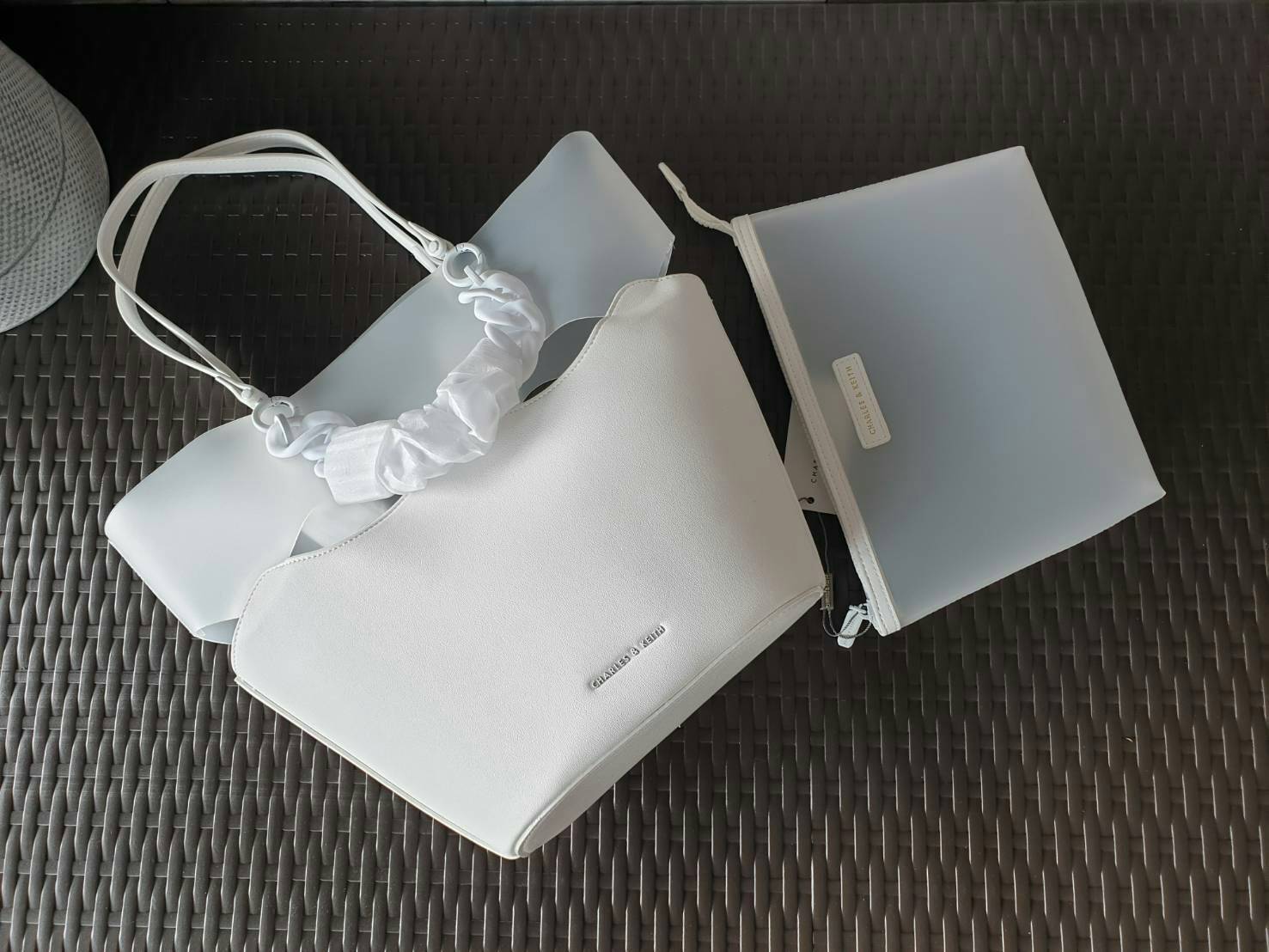 CHARLES & KEITH รุ่น CHUNKY CHAIN TOTE BAG CK2-30270180_MOSS ราคาปกติช้อป ( ฿3,390.00 ) ซื้อ 1 ได้ถึง 2 ใบ รุ่นใหม่ชนช้อป กระเป๋าทรง Tote สีสวยสุดคลาสสิค วัสดุ PVC มาพร้อมใบลูก ภายในโล่ง สายสุดเก๋ มี 2 สาย สายสะพายไหล่ ถอดออกได้ (สายยาวสาวอวบ/ อ้วน ก็เอาอ