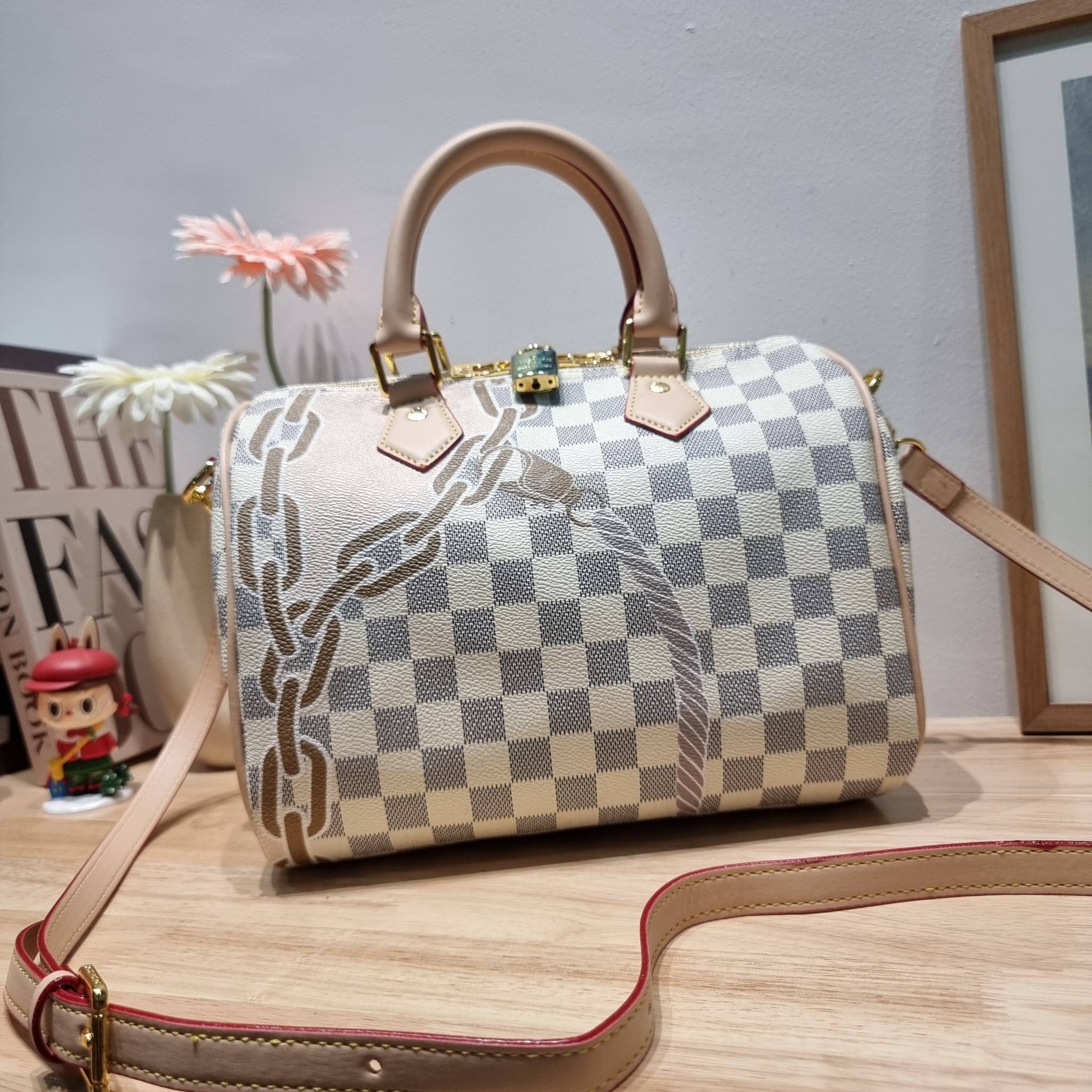 LV Speedy Bandoulière 25 Damier Azur กระเป๋าทรงหมอน รุ่นท็อปฮิต กับดีไซน์ใหม่ต้อนรับฤดูร้อน โดดเด่นด้วยวัสดุแคนวาสตกแต่งลายพิมพ์ไม่เกร่อ วัสดุหนังแคนวาส