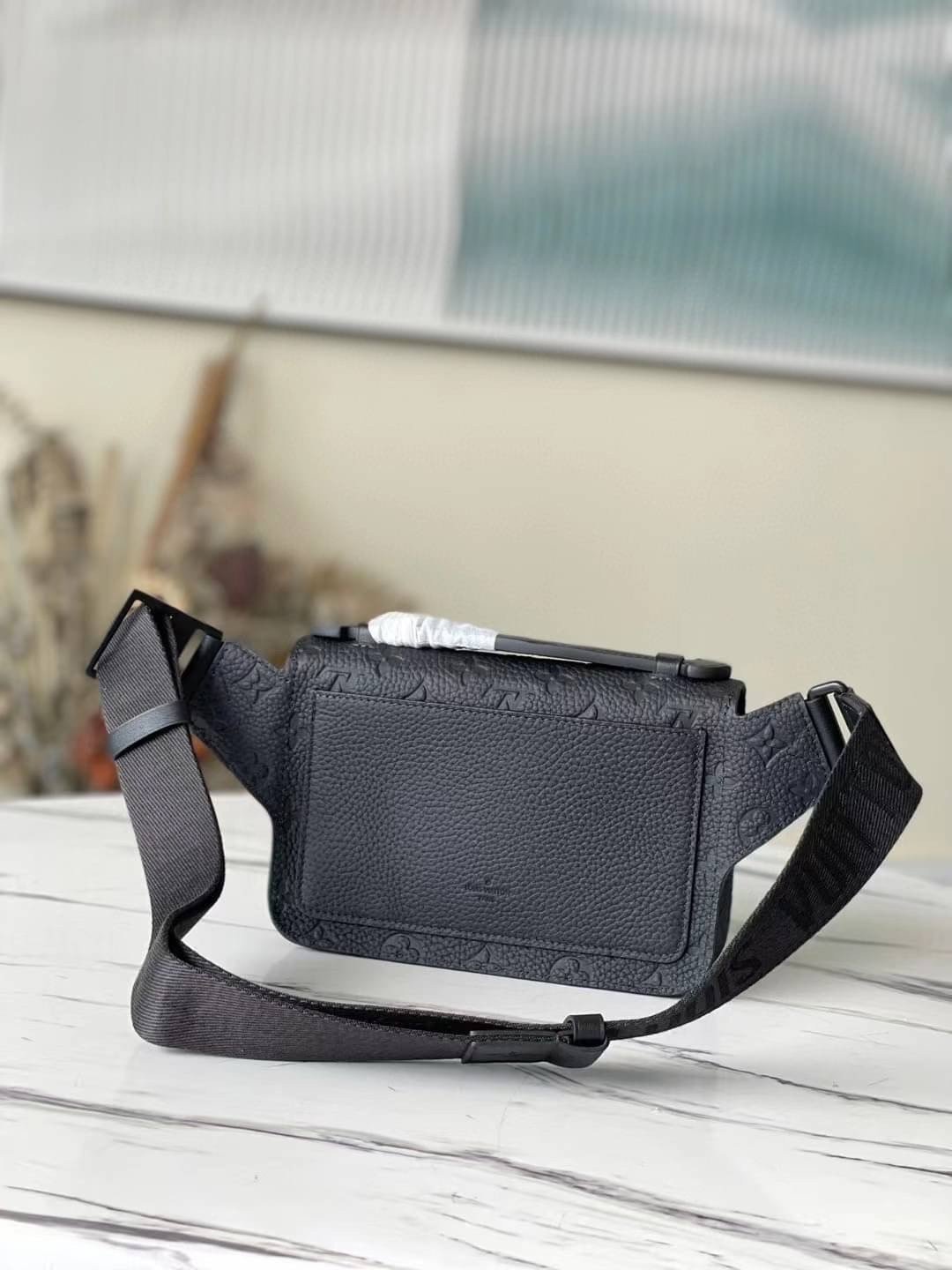 LV S Lock Slingbag Monogram-embossed Taurillon leather / LV Belt Bag กระเป๋าสะพาย/คาดอก หนังแท้ ดีไซส์ร่วมสมัย หนัง Taurillon สีดำพิมพ์ลายโมโนแกรม สุดคลาสสิก สง่างามตลอดกาล มีไว้ไม่มีเอาท์ ท่านชายควรมีมากค่ะ เกรดท็อป ออริ เทียบแท้ 1:1 เกรดดีสุด