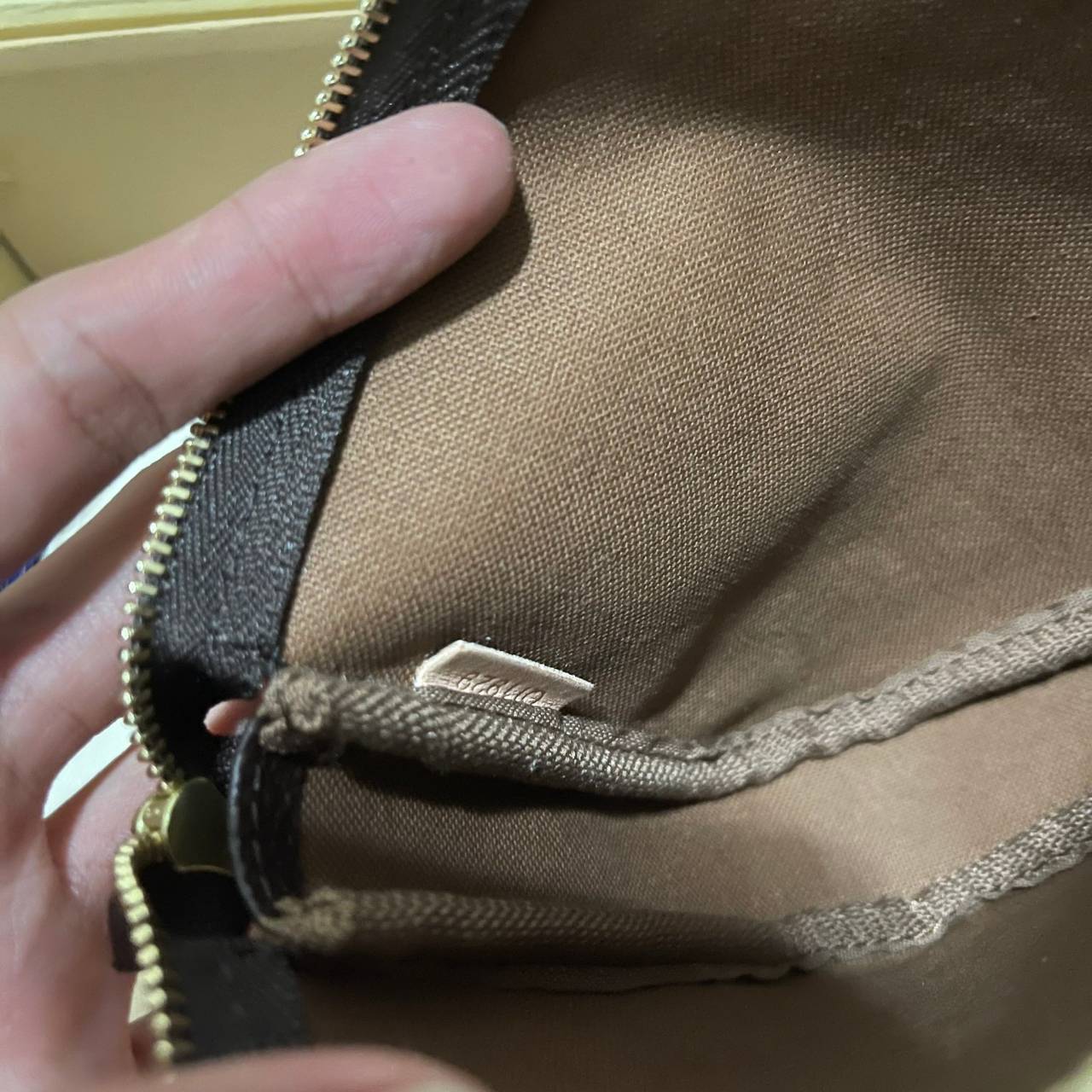 หนังแท้ LOUIS VUITTON MONOGRAM POCHTE ACCESSORIES BAG ลายใหม่ล่าสุด พร้อมส่งที่ไทย โดดเด่นด้วยรูปทรงอันเป็นเอกลักษณ์และรายละเอียดแบบคลาสสิก ภาพถ่ายสินค้าจริง ไอเท็มนี้สวยน่าใช้สุดคุ้มมากๆ ห้ามพลาดเลยค่ะ!