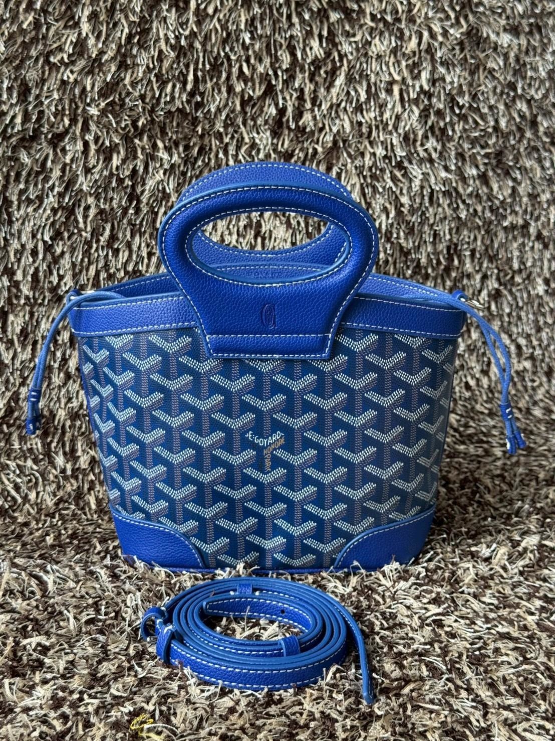 Goyard Beluga Mini Bag กระเป๋าสะพายทรงบัคเก็ต หูจับในตัว ภายในเป็นเชือกรูด น่ารักเกินต้าน เหมาะมากกับสาวๆสายแต่งตัวน่ารัก ขนาดกำลังพอดีไม่เล็กไม่ใหญ่เกินไป ควรมีมากค่า