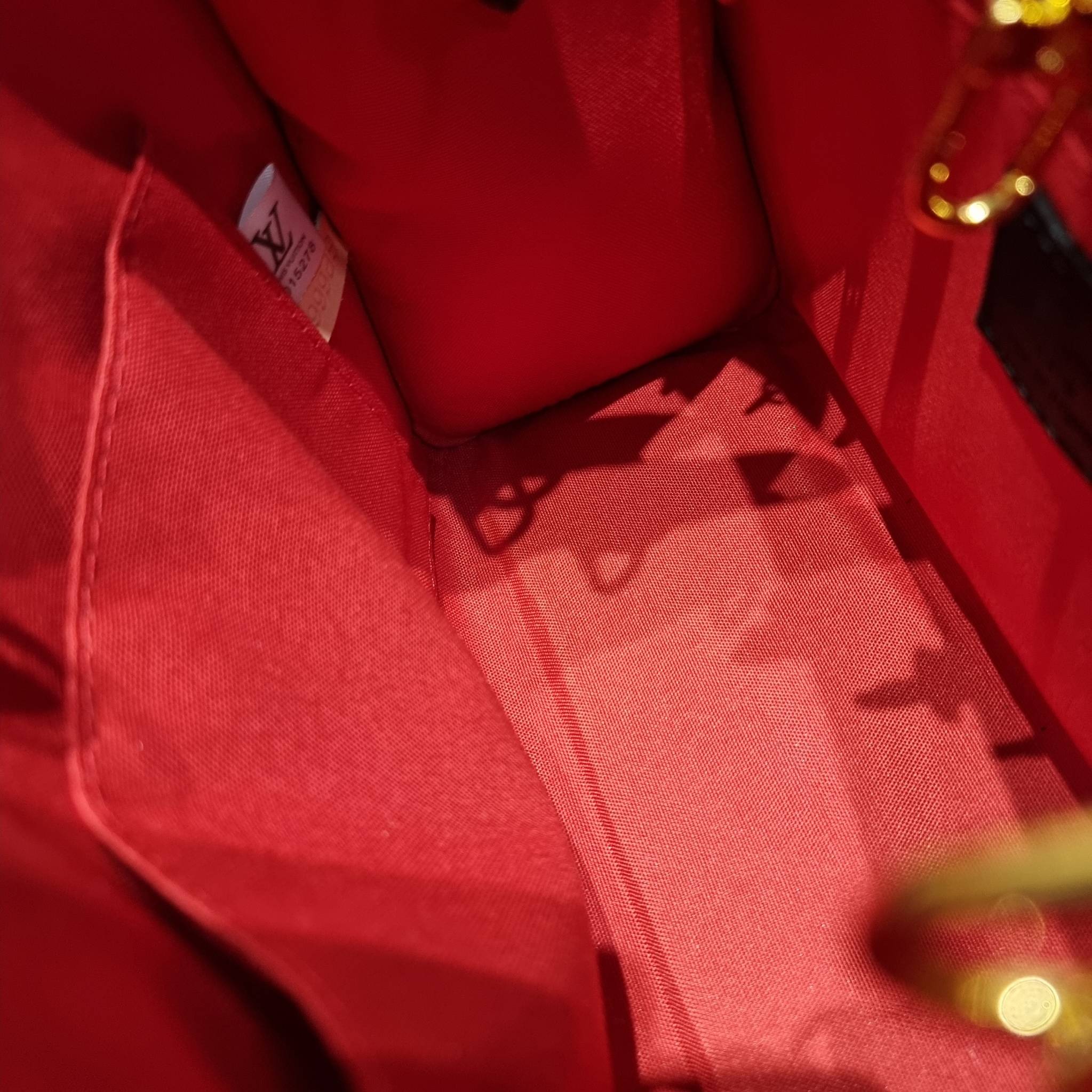 LV Onthego Small Bag กระเป๋าทรงโท้ทดีไซน์ใหม่ พร้อมสายสะพายสปอร์ตและใบลูก LV small tote with strap โทนสีคลาสสิคใช้งานง่าย ตอบโจทย์ได้ทุกลุค ทุกสไตล์