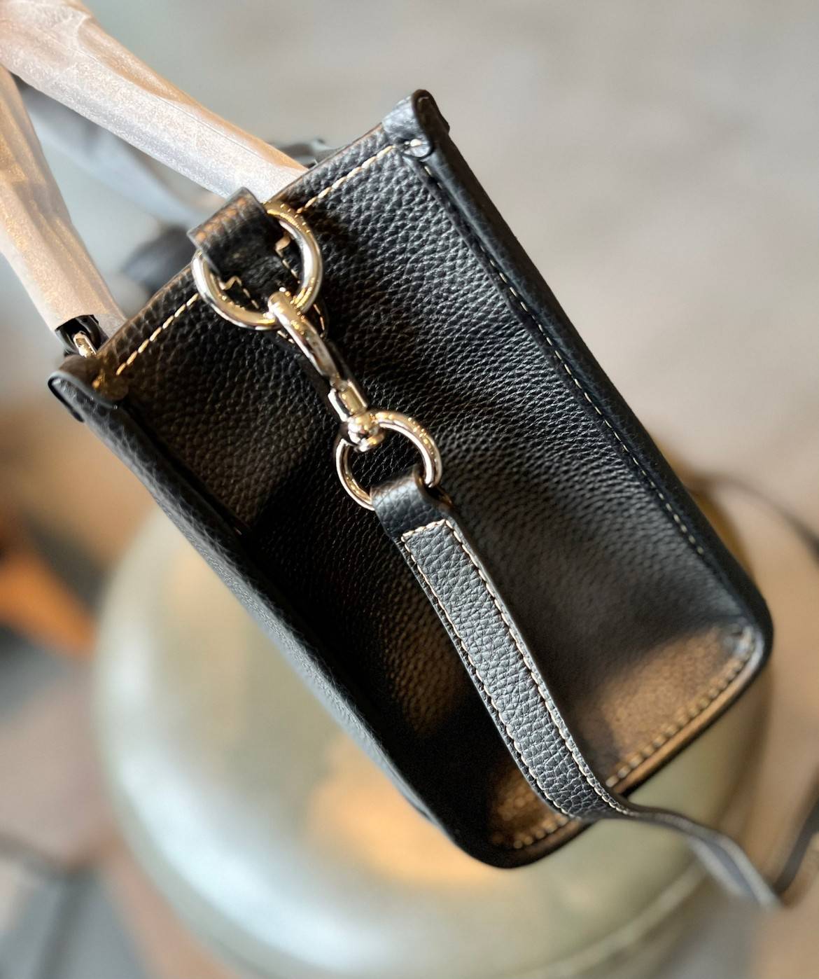 COACH DEMPSEY TOTE WITH HAPPY DOG ((CD448)) 🐶 รุ่นใหม่ล่าสุด น้องหมาน่ารักมากๆค่ะ! ยังไม่เข้าไทย กับกระเป๋าDempsey tote รุ่นใหม่ล่าสุด ที่ออกแบบด้านหน้ารูปสุนัขซุกซนเข้ามา ตรงใจใครหลายคนๆเลยทีเดียว หนังแท้อย่างดี หนังมีความนุ่มและนิ่มมากๆ หลงรักแน